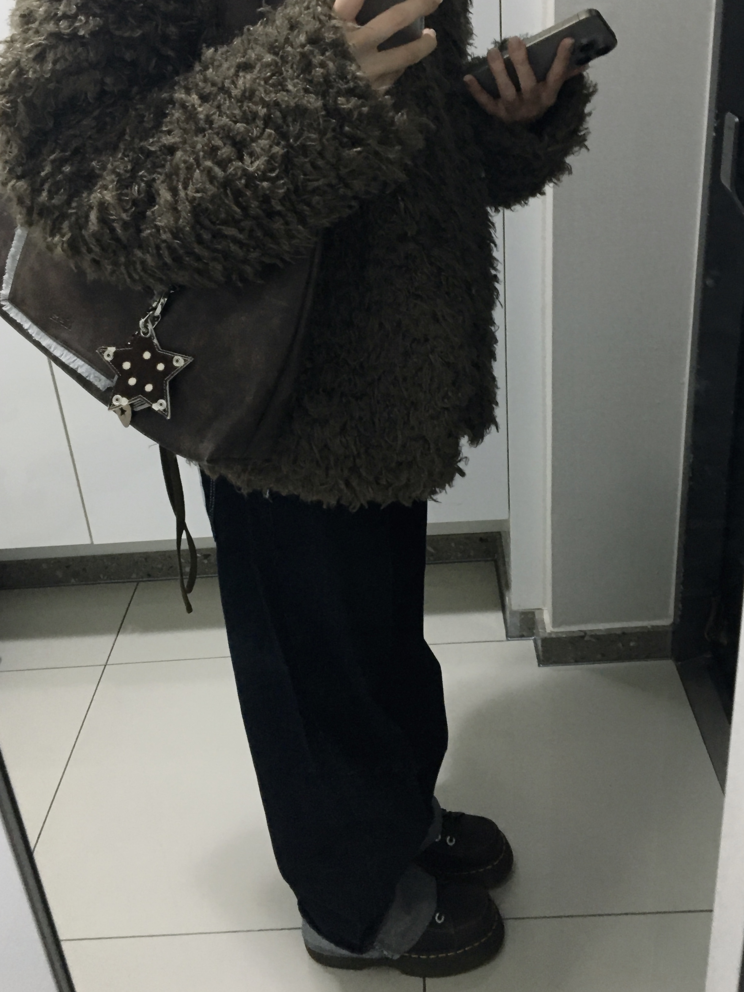 COYSEIO Hairy Fur Jacket Brown, Dr. Martens 1461 WS Black Smooth 착용 스타일 - 4