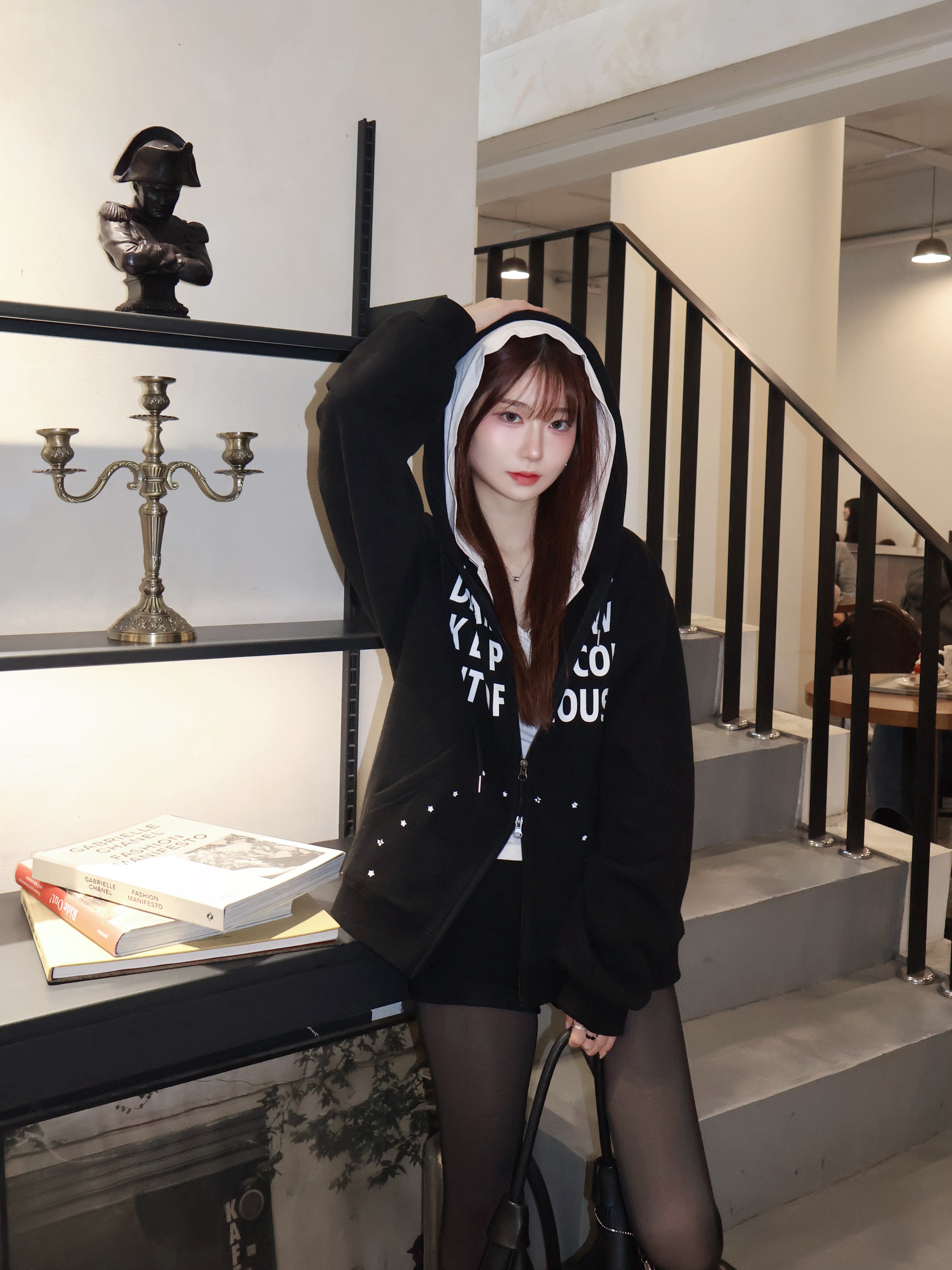 SLOW RECORD HOUSE Typo Star Hood Zip-up Black 착용 스타일 - 3
