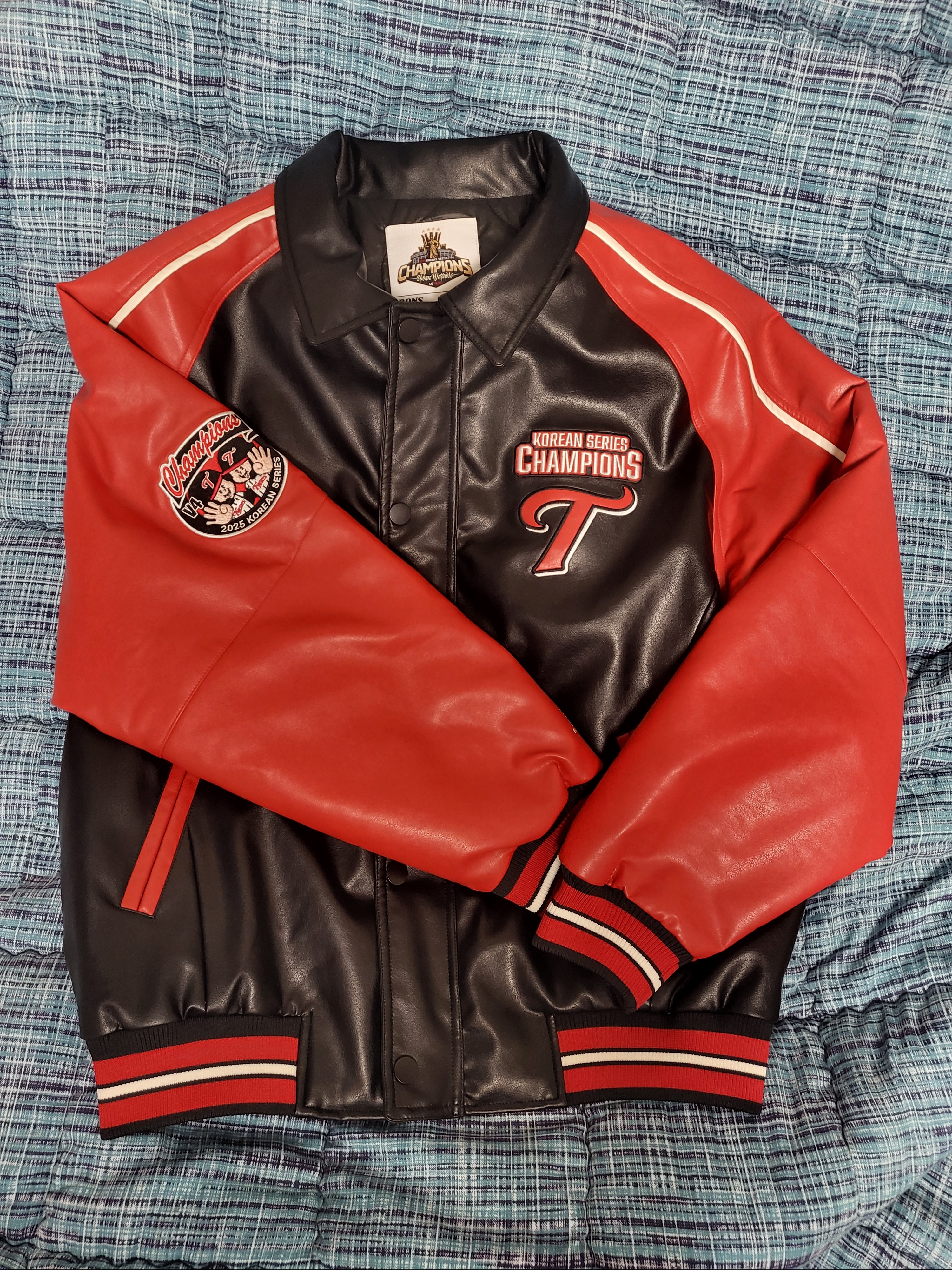 BDNS x LG TWINS 2025 Champions Leather Jacket Red 착용 스타일 - 1