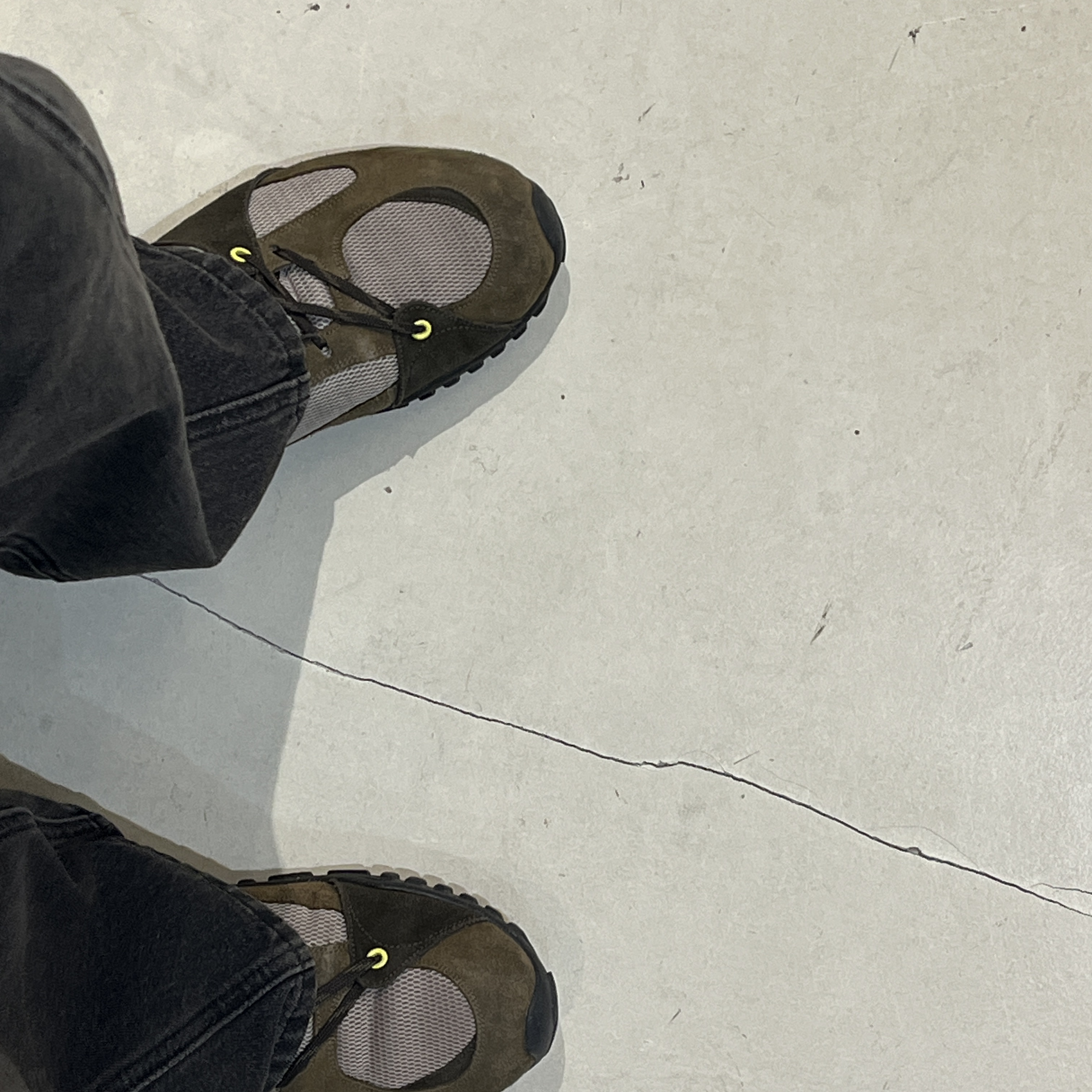 [6% 적립] NegativeThree Asymmetry Sneakers Khaki Brown 착용 스타일