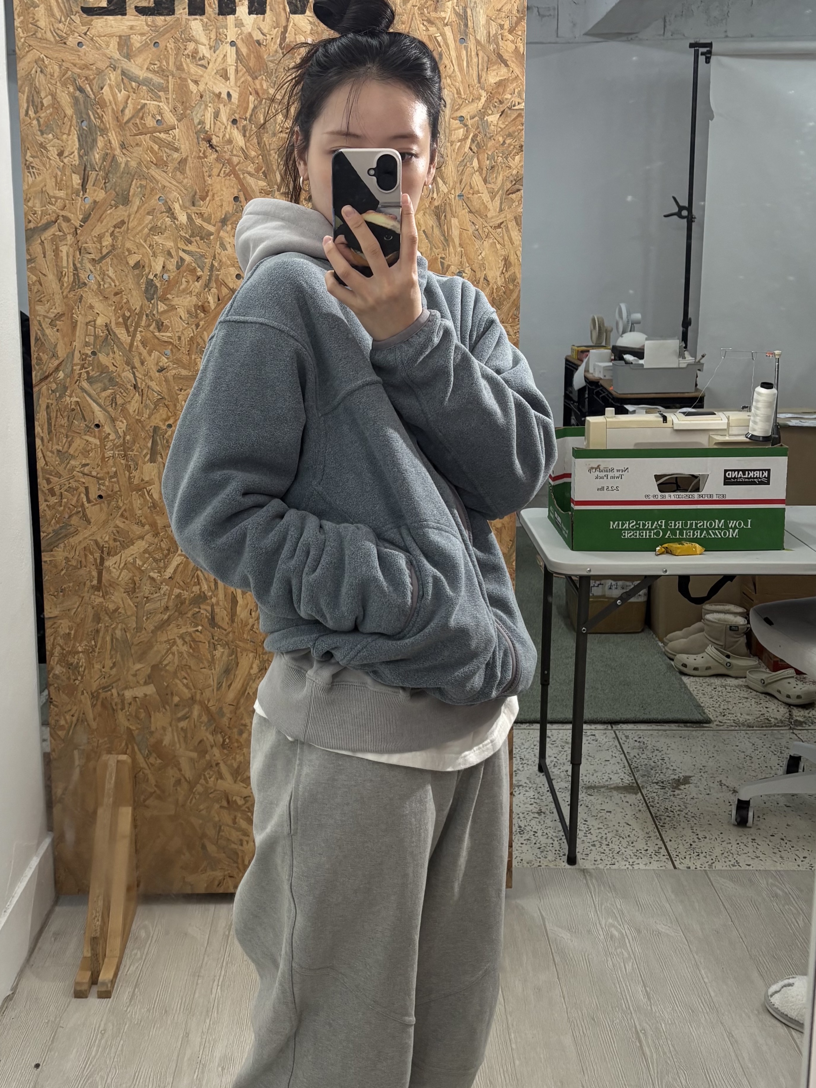 WHILE Comfy Climbing Jacket Fog Blue, WHILE Vintage Pigment Hoodie Stone Grey 착용 스타일 - 4