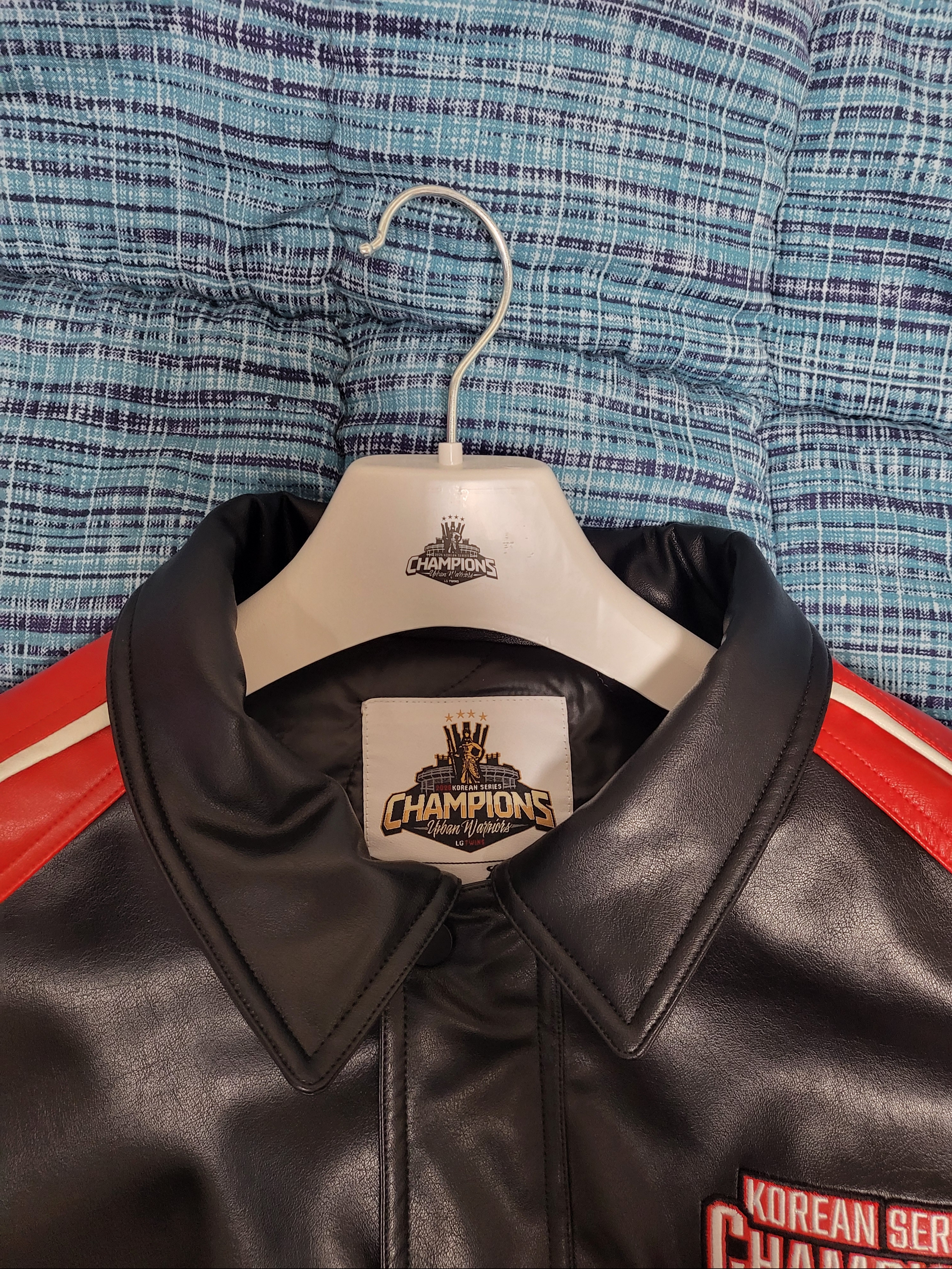 BDNS x LG TWINS 2025 Champions Leather Jacket Red 착용 스타일 - 3