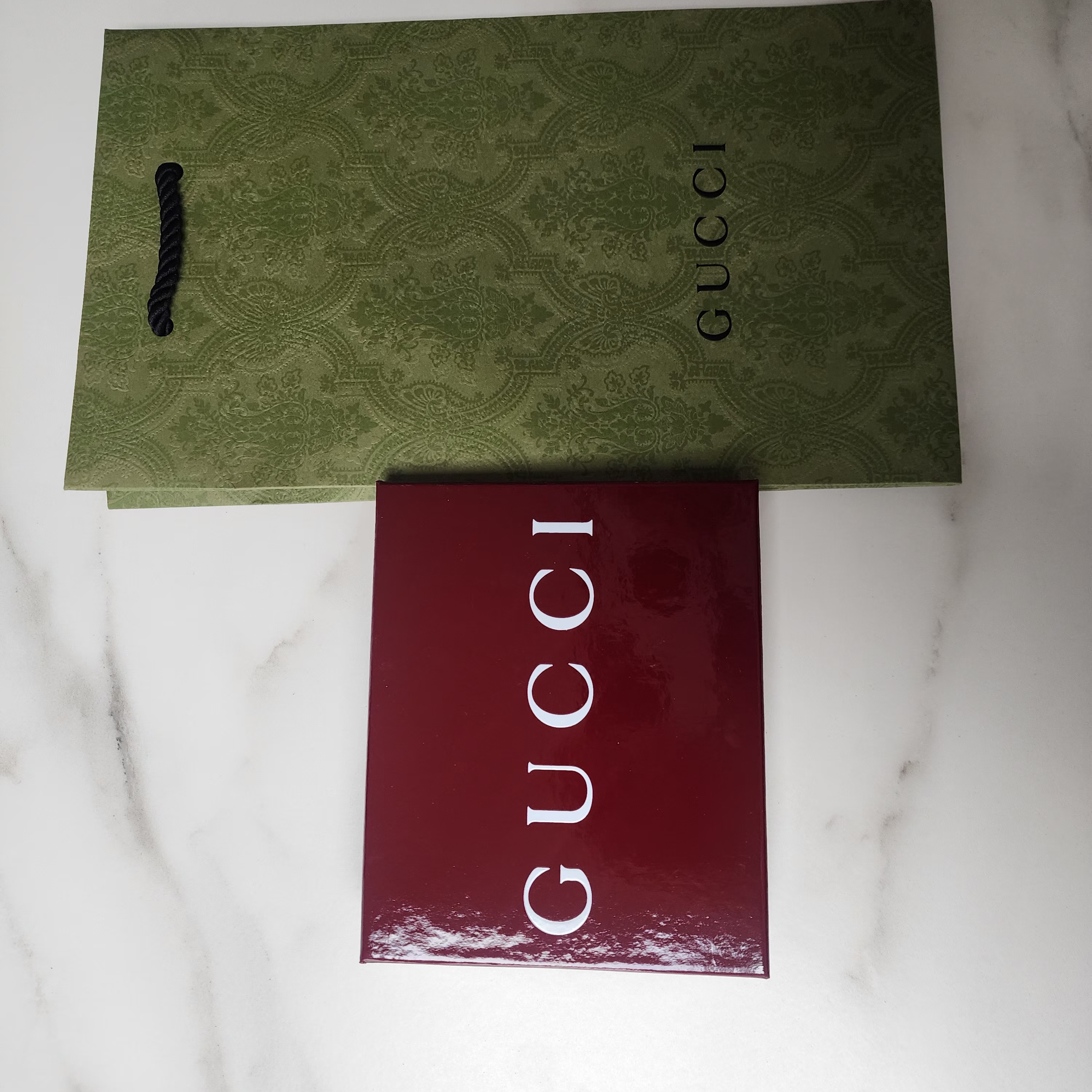 Gucci GG Marmont Leather Bi-Fold Wallet Black Gold 착용 스타일 - 2