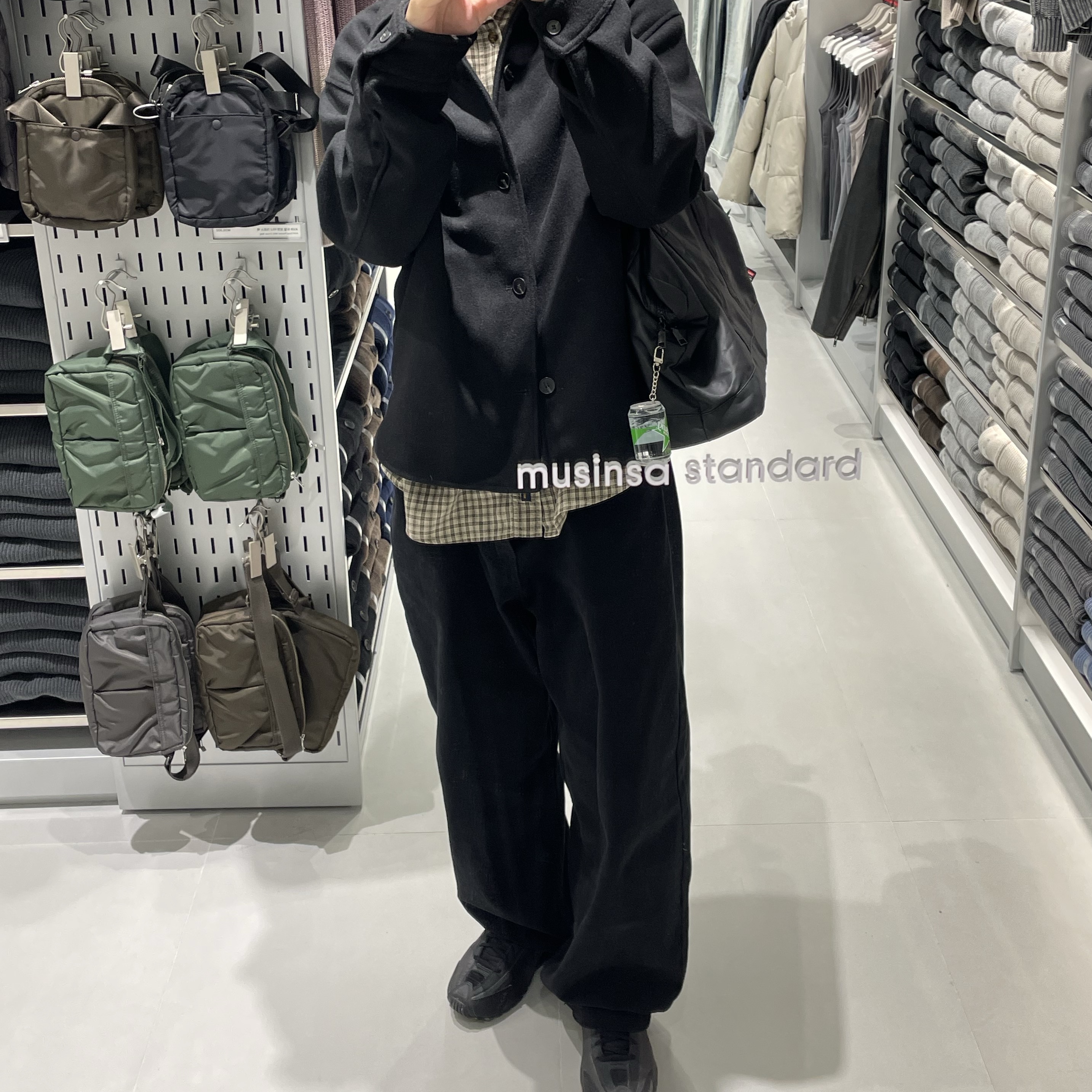 Fuggler Plankton Keyring, Millo Archive Lump Two Way Bag Black 착용 스타일 - 2