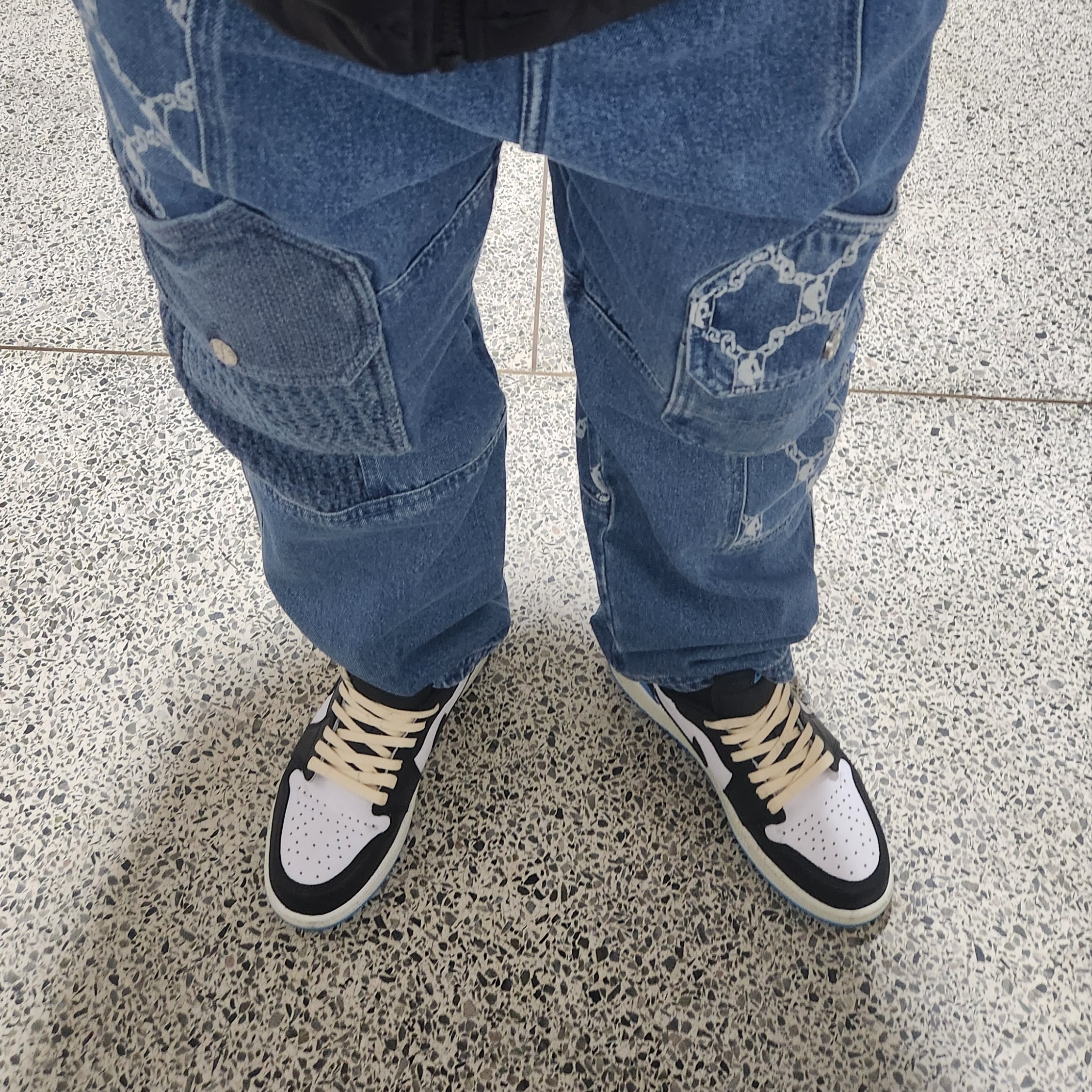 Jordan 1 Retro Low OG Black and Dark Powder Blue 착용 스타일 - 1