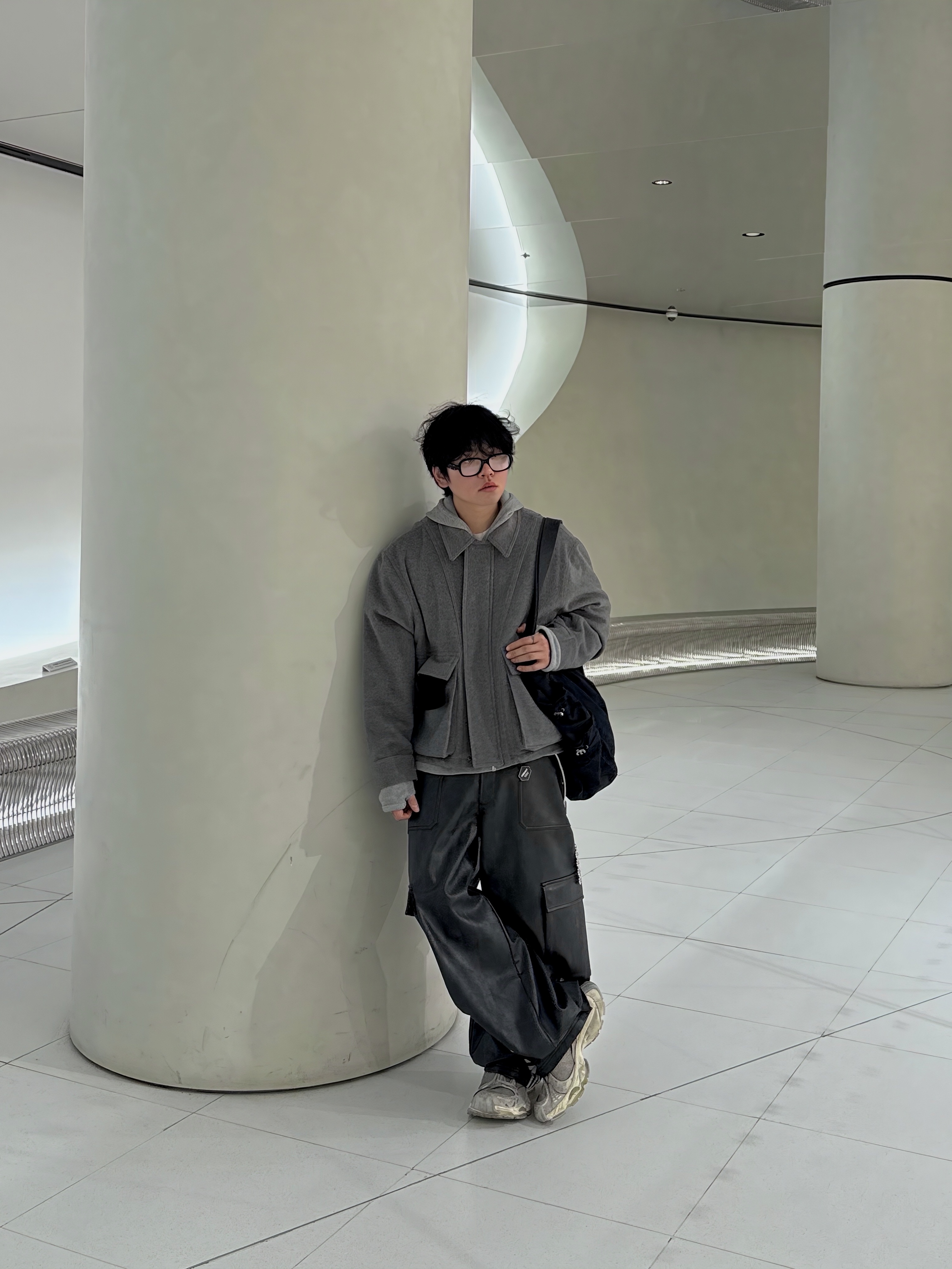 (W) Adidas Adilenium Season 3 Vintage Faux Leather Pants Black - KR Sizing, Balenciaga Stapler Sneaker Beige Grey 착용 스타일 - 2