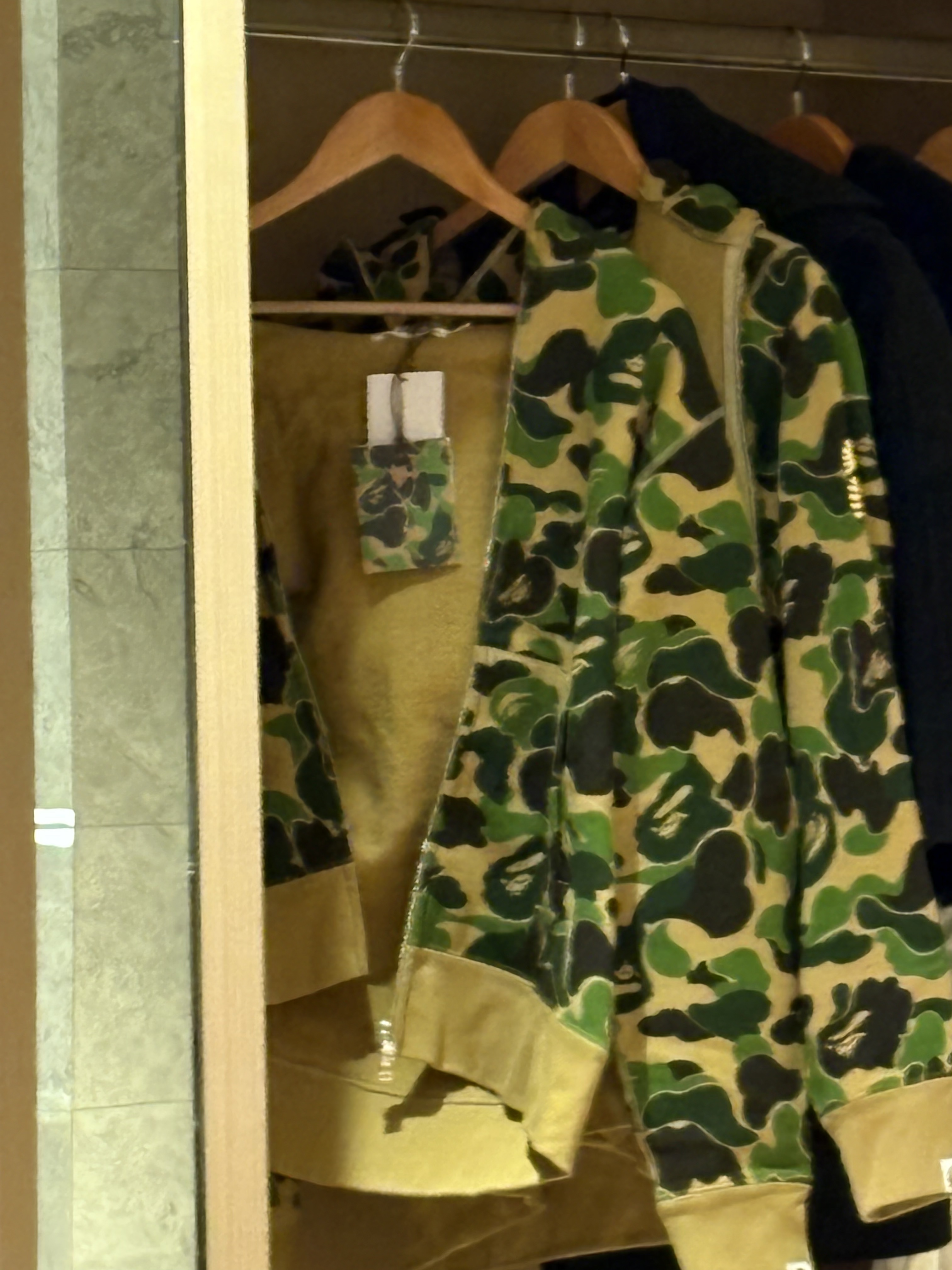 BAPE PONR ABC Camo Shark Full Zip Hoodie Army Green 착용 스타일 - 2
