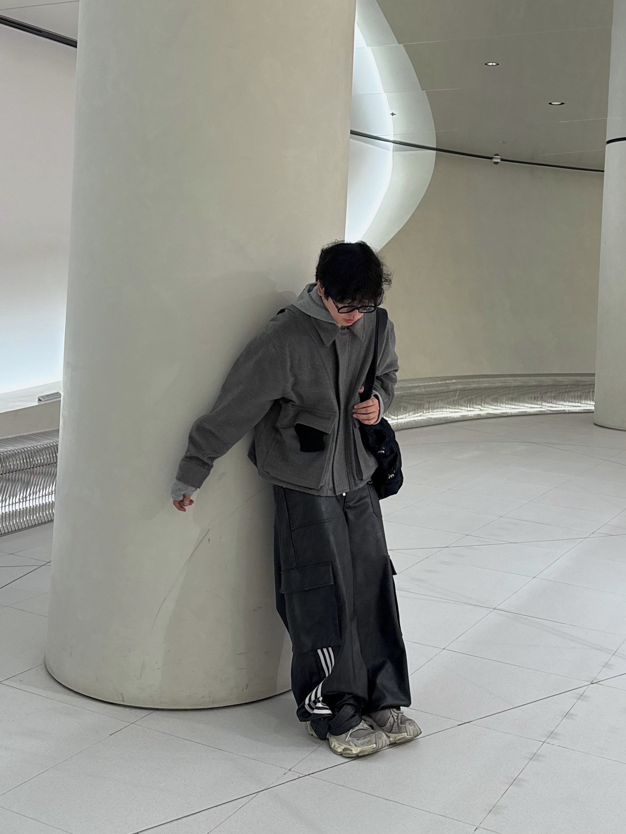 (W) Adidas Adilenium Season 3 Vintage Faux Leather Pants Black - KR Sizing, Balenciaga Stapler Sneaker Beige Grey 착용 스타일 - 1