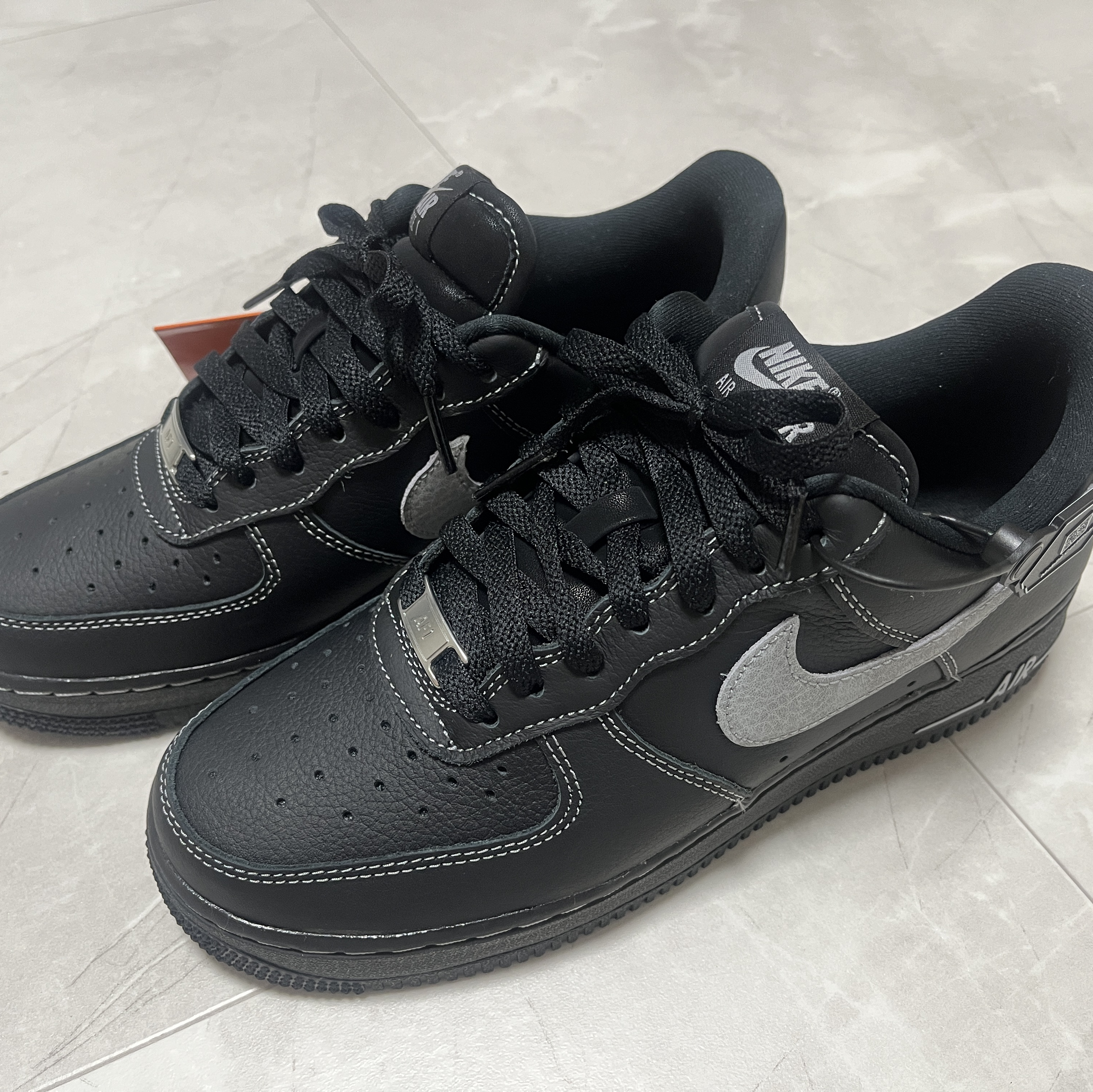 Nike Air Force 1 '07 LV8 Black Wolf Grey 착용 스타일