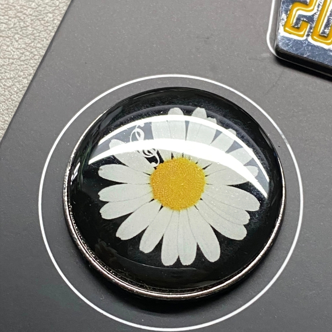 Peaceminusone x 2025 MAMA Awards Peacemamaone Badge Set 착용 스타일