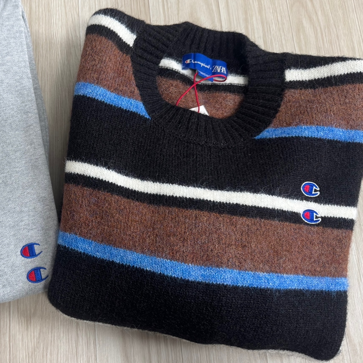 Zara x Champion Striped Patch Sweater Chocolate 착용 스타일