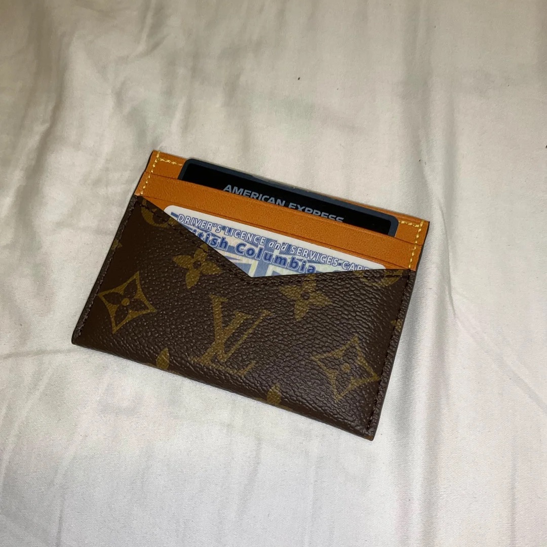Louis Vuitton Triple Card Holder Monogram 착용 스타일
