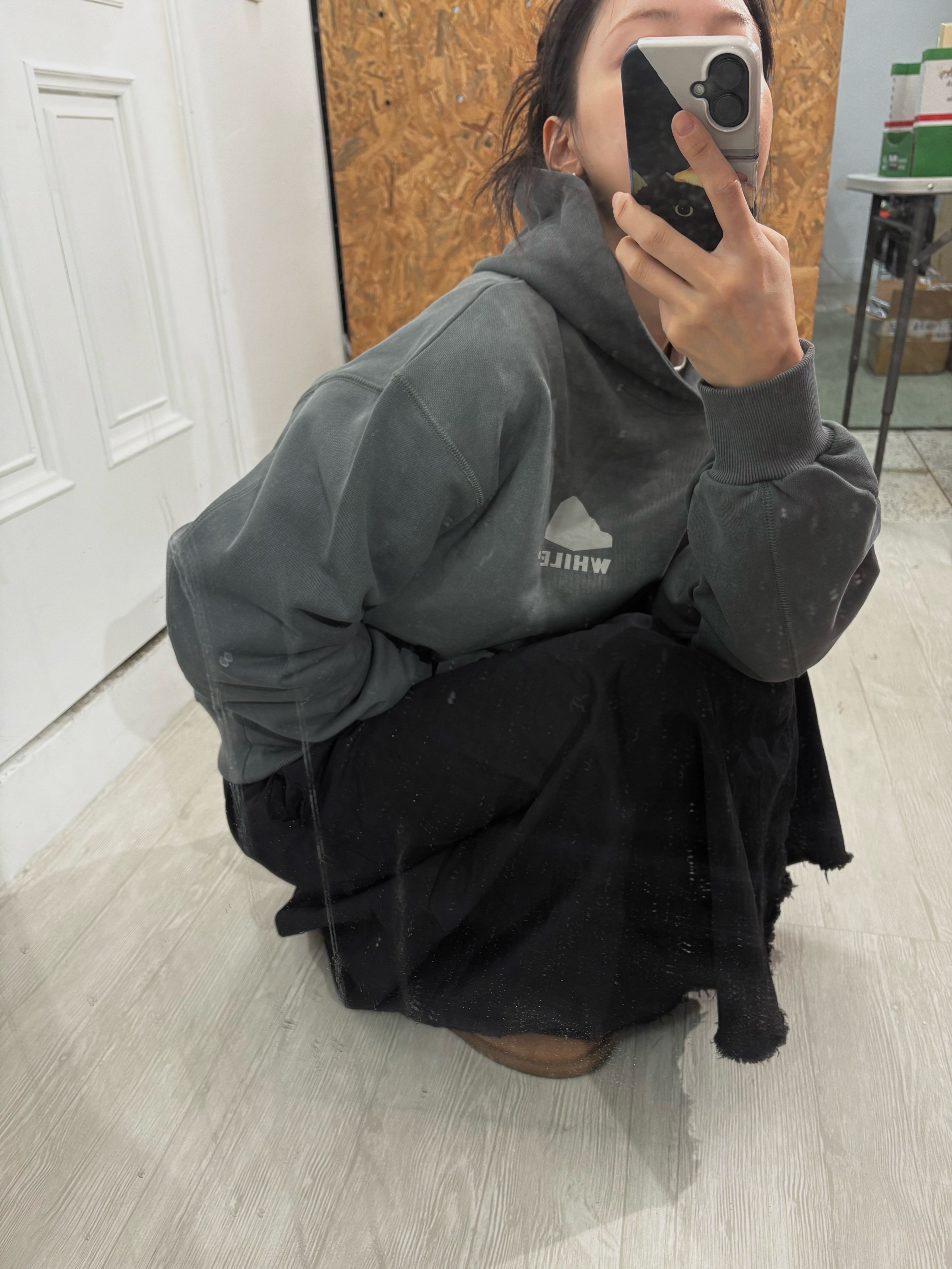 WHILE Vintage Pigment Hoodie Turtle Grey 착용 스타일 - 1