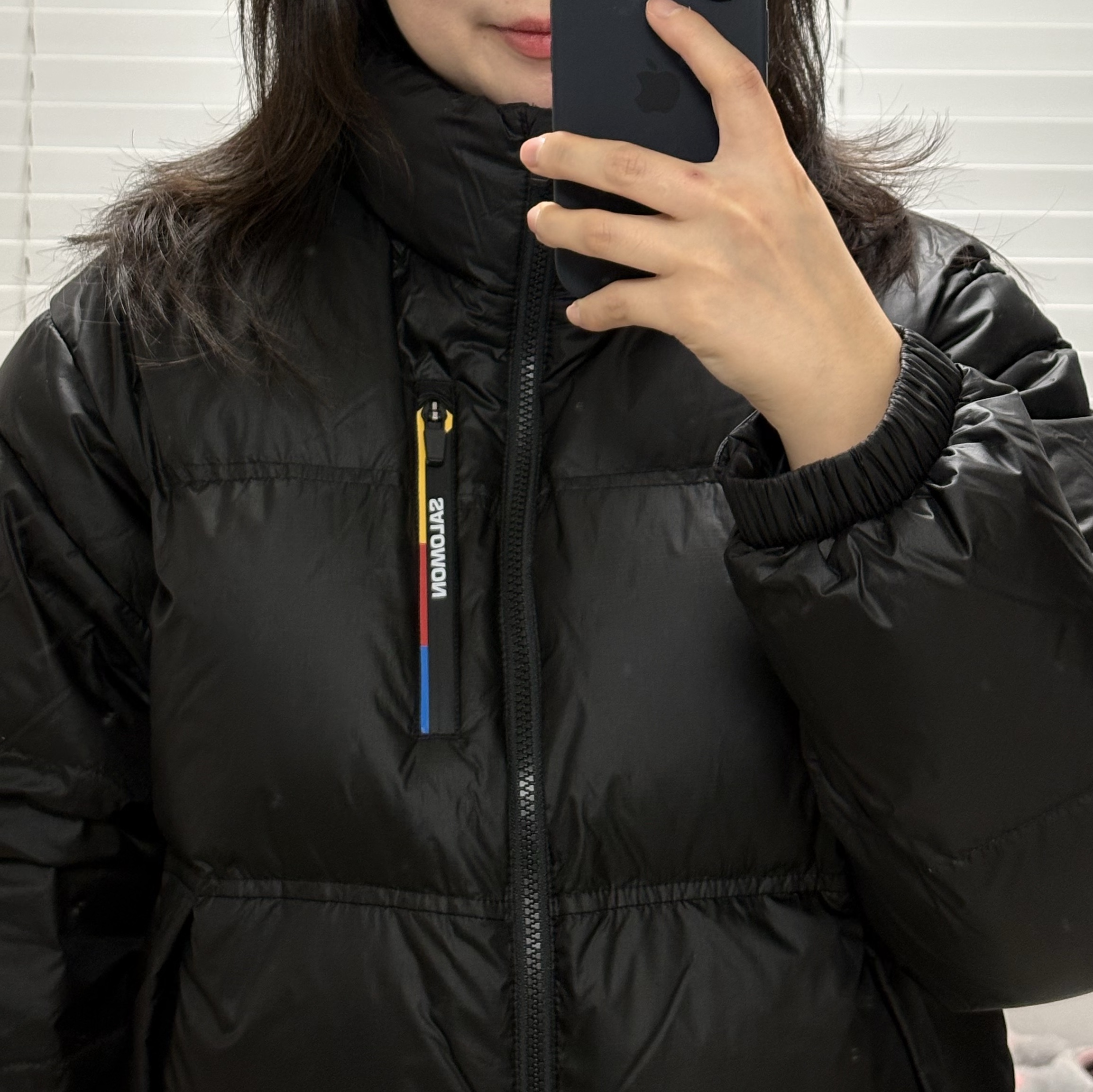 (W) Salomon Contour Cropped Down Jacket Black 착용 스타일