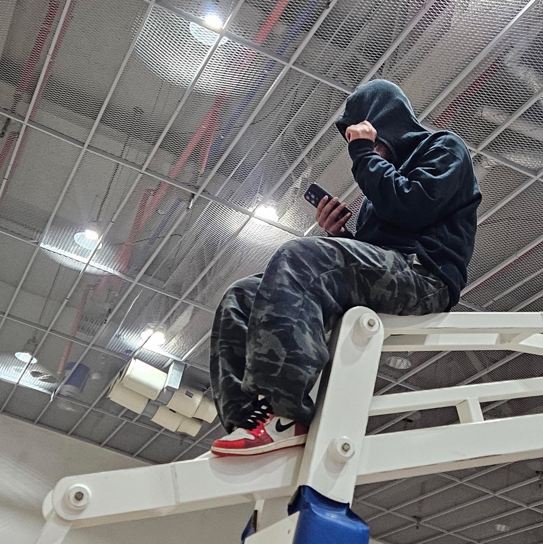Jordan 1 Retro High Spider-Man Next Chapter, Undermycar Mu.53 Anti Fxxking Logo Play Big Cargo Rip-Camo Pants Camo Gray 착용 스타일