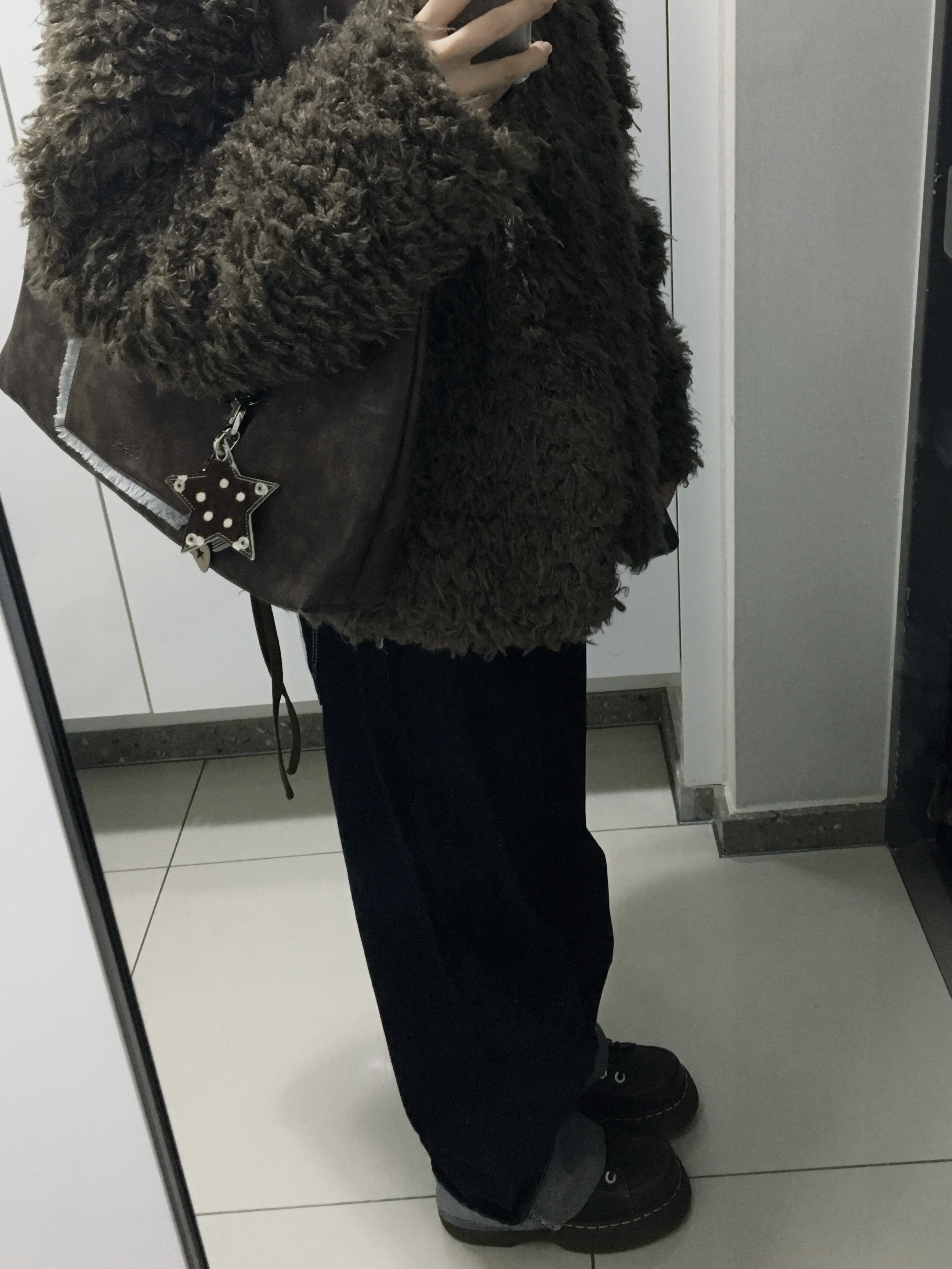 COYSEIO Hairy Fur Jacket Brown, Dr. Martens 1461 WS Black Smooth 착용 스타일 - 3