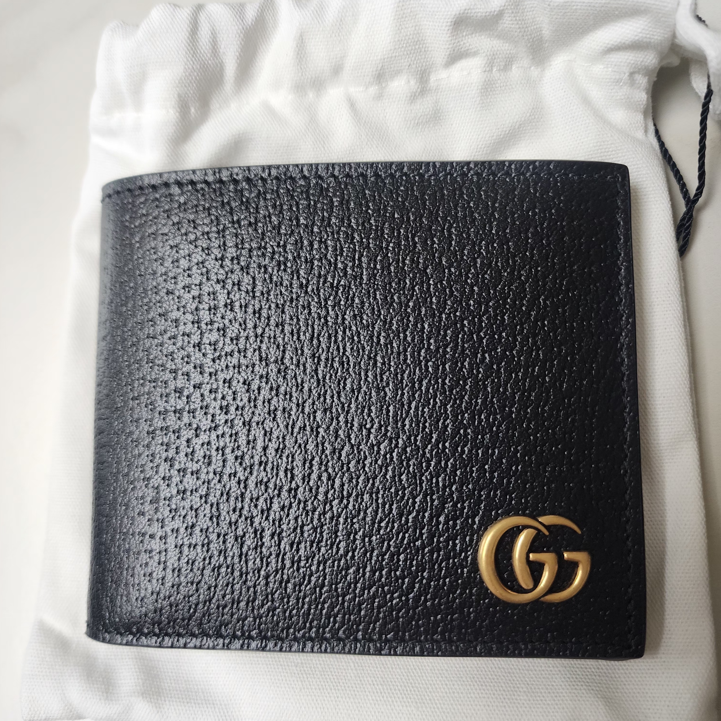 Gucci GG Marmont Leather Bi-Fold Wallet Black Gold 착용 스타일 - 1