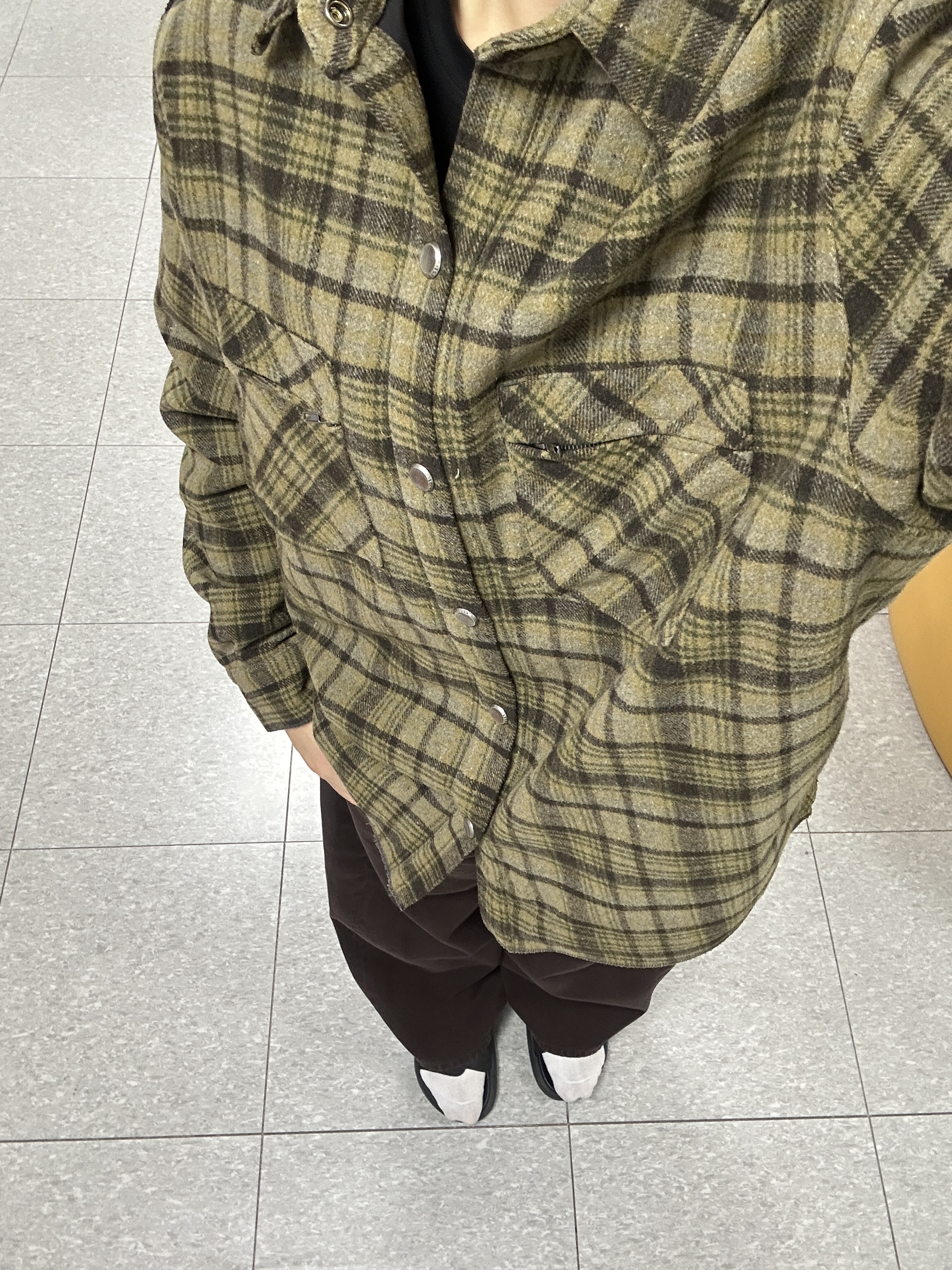 Hatchingroom Wide Curve Trousers Wool Mud Brown 착용 스타일
