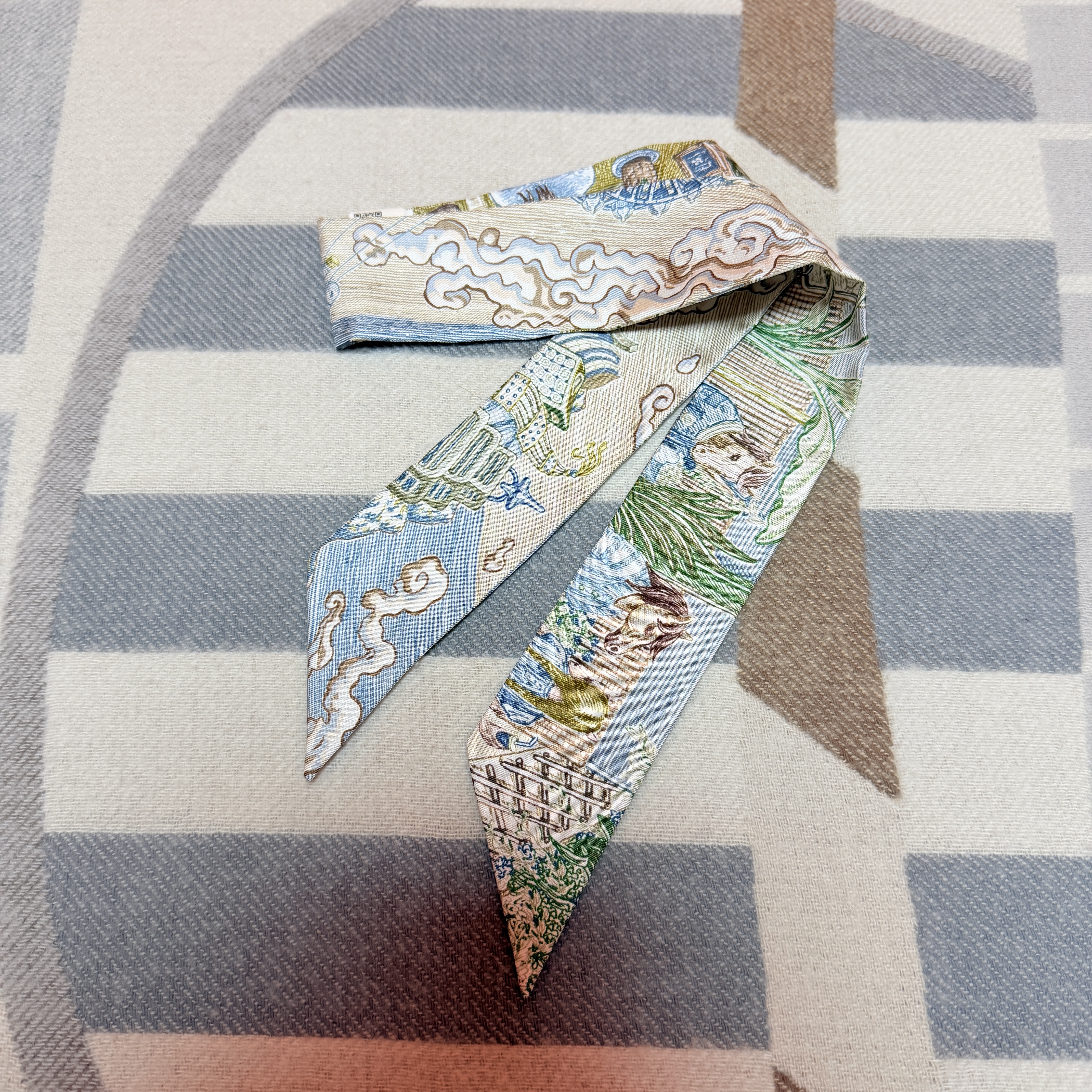(W) Hermes City Of Light Silk Twilly Bleu Glacier Kaki Beige 착용 스타일 - 1