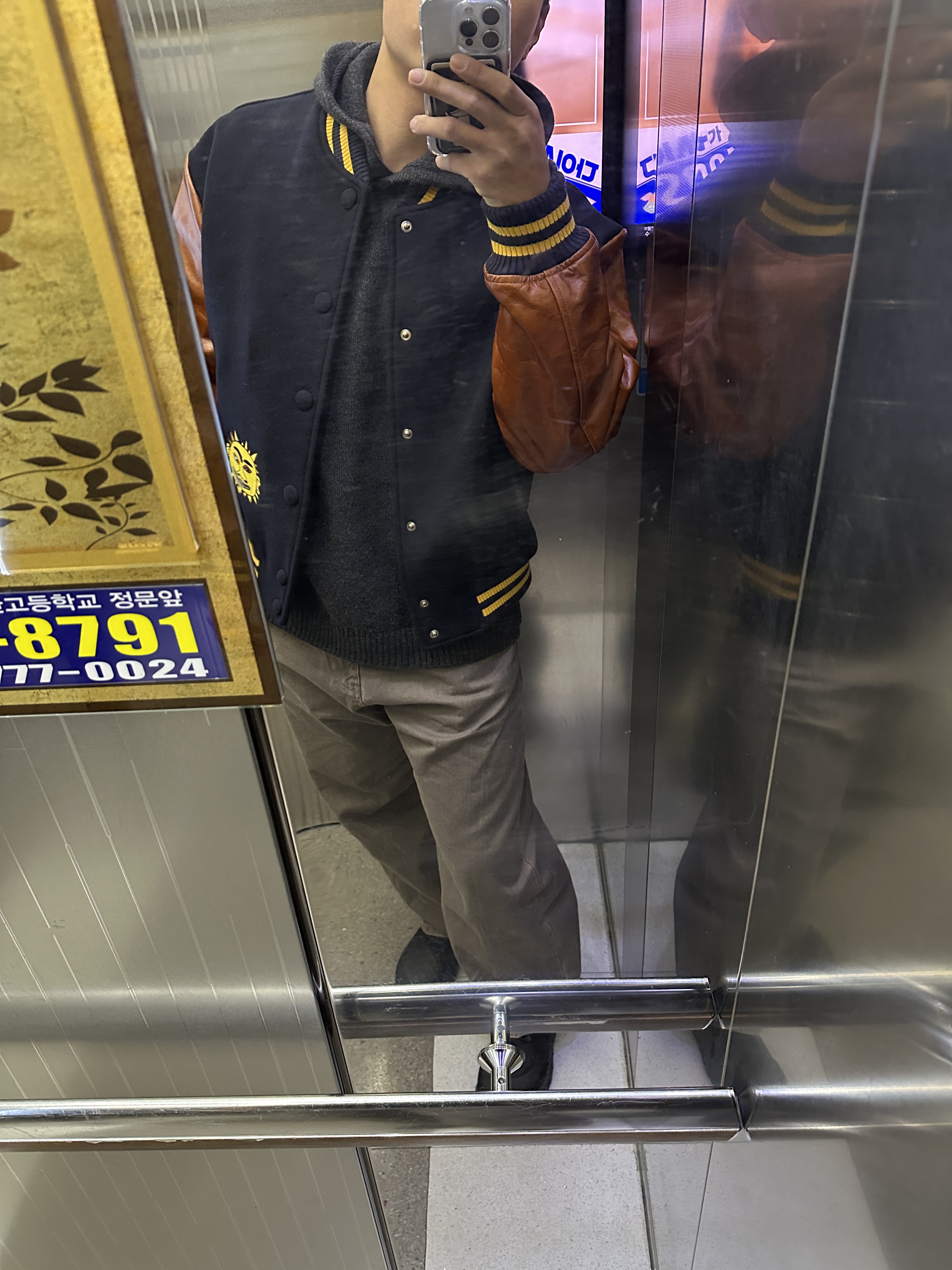 STU X HANK Varsity Jacket Navy 착용 스타일