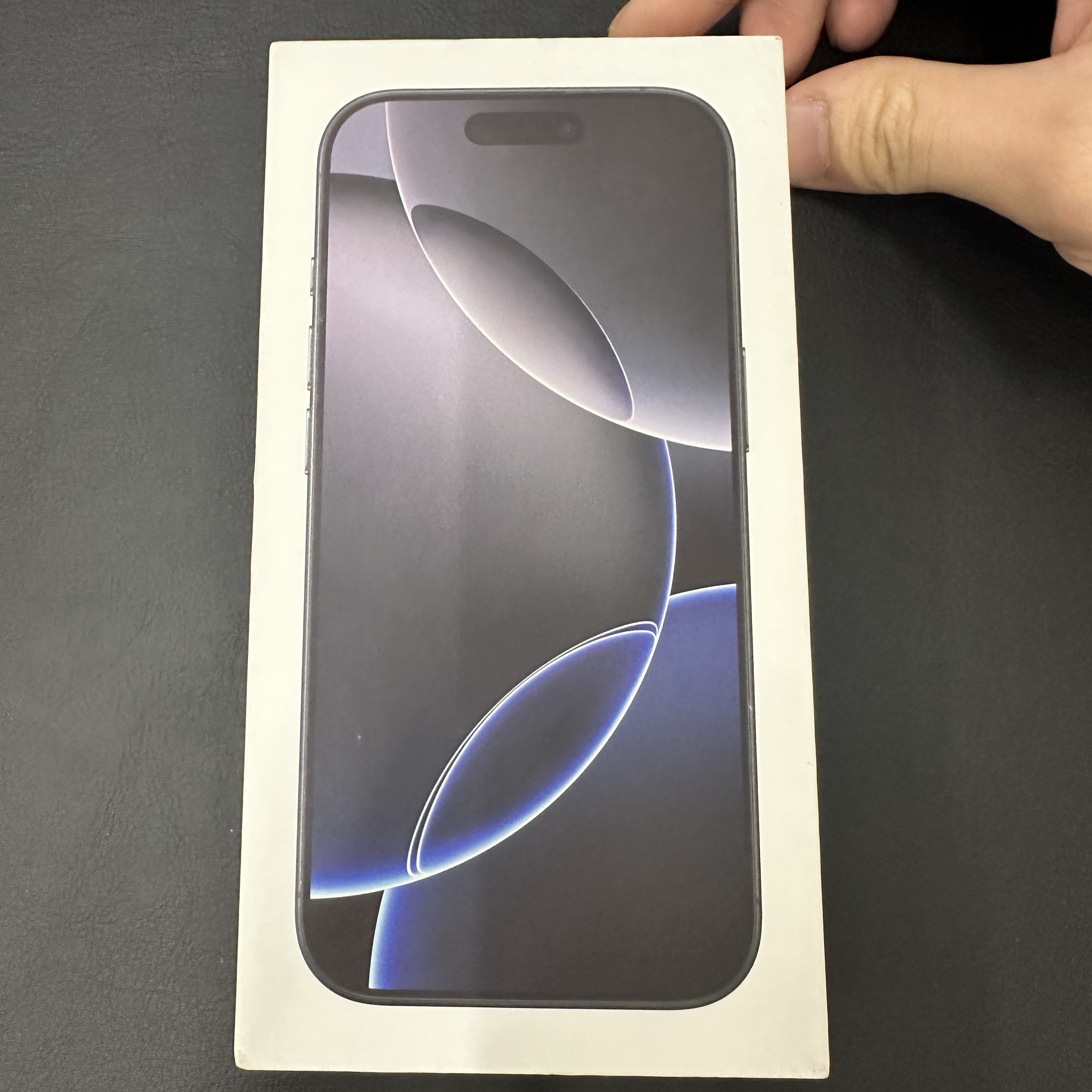 Apple iPhone 16 Pro 256GB Black Titanium (Korean Ver.) 착용 스타일 - 1