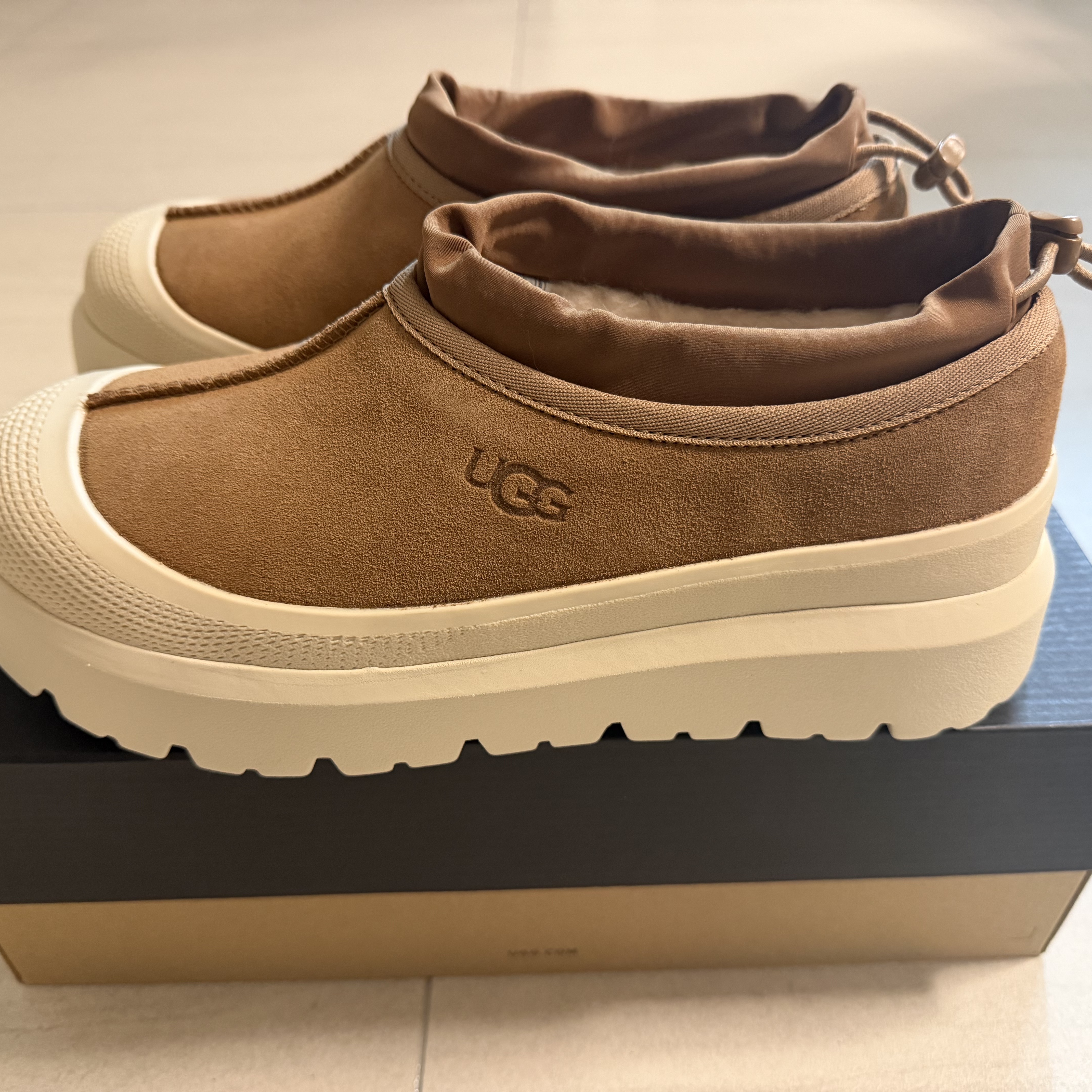 UGG Tasman Weather Hybrid Chestnut Whitecap 착용 스타일 - 1