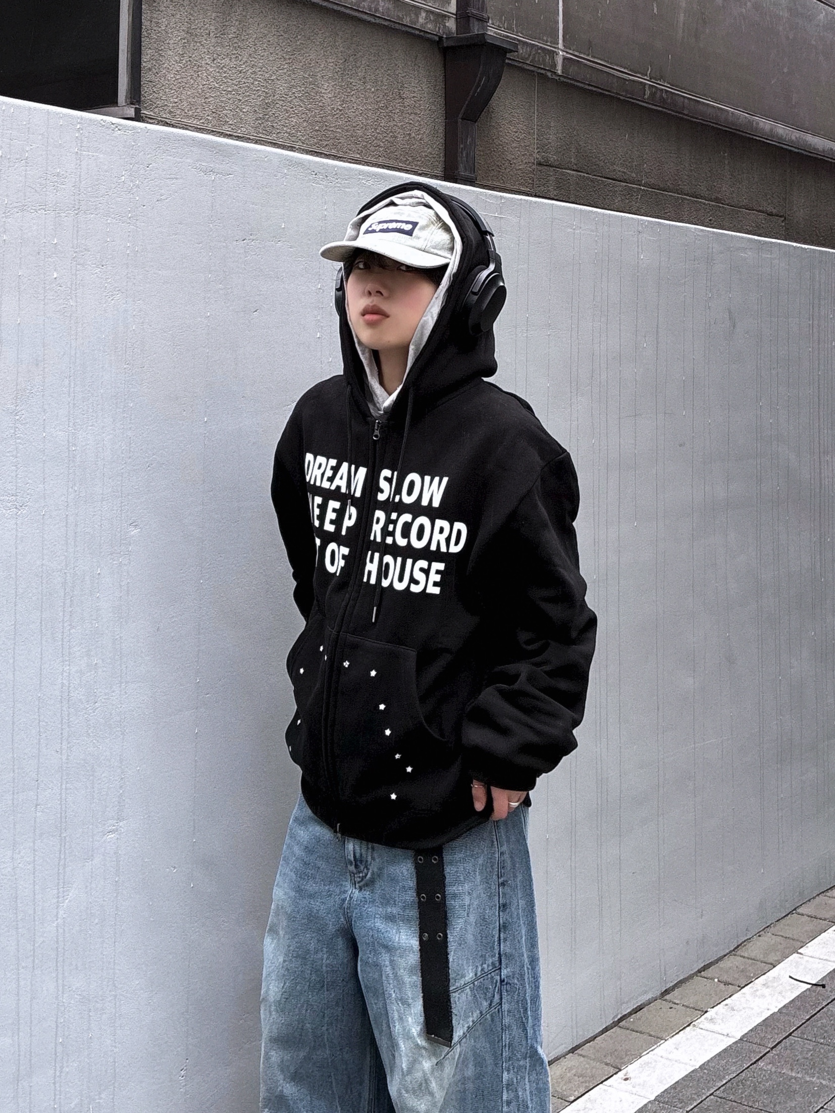 SLOW RECORD HOUSE Typo Star Hood Zip-up Black 착용 스타일 - 2