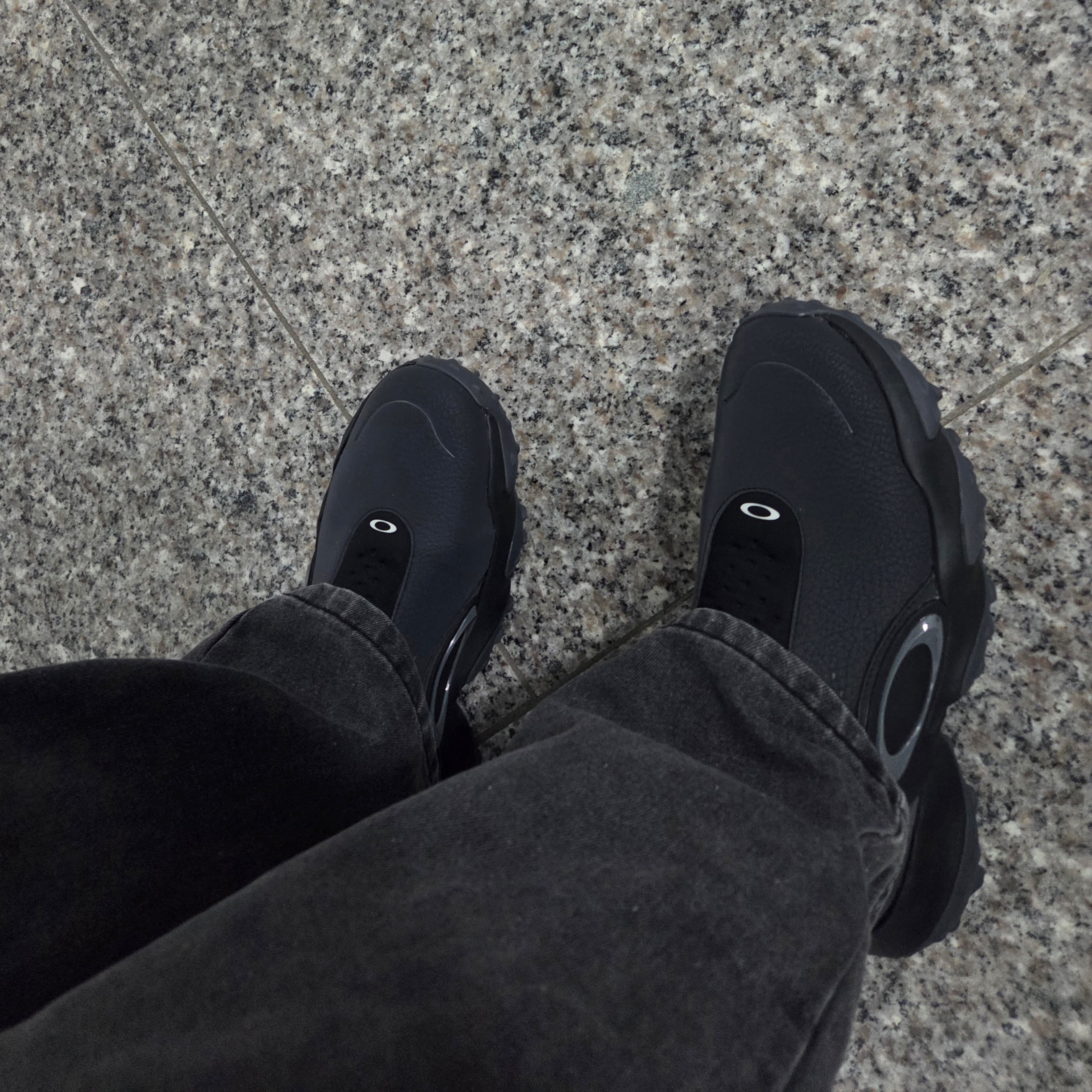 Oakley Edge Icon Blackout 착용 스타일