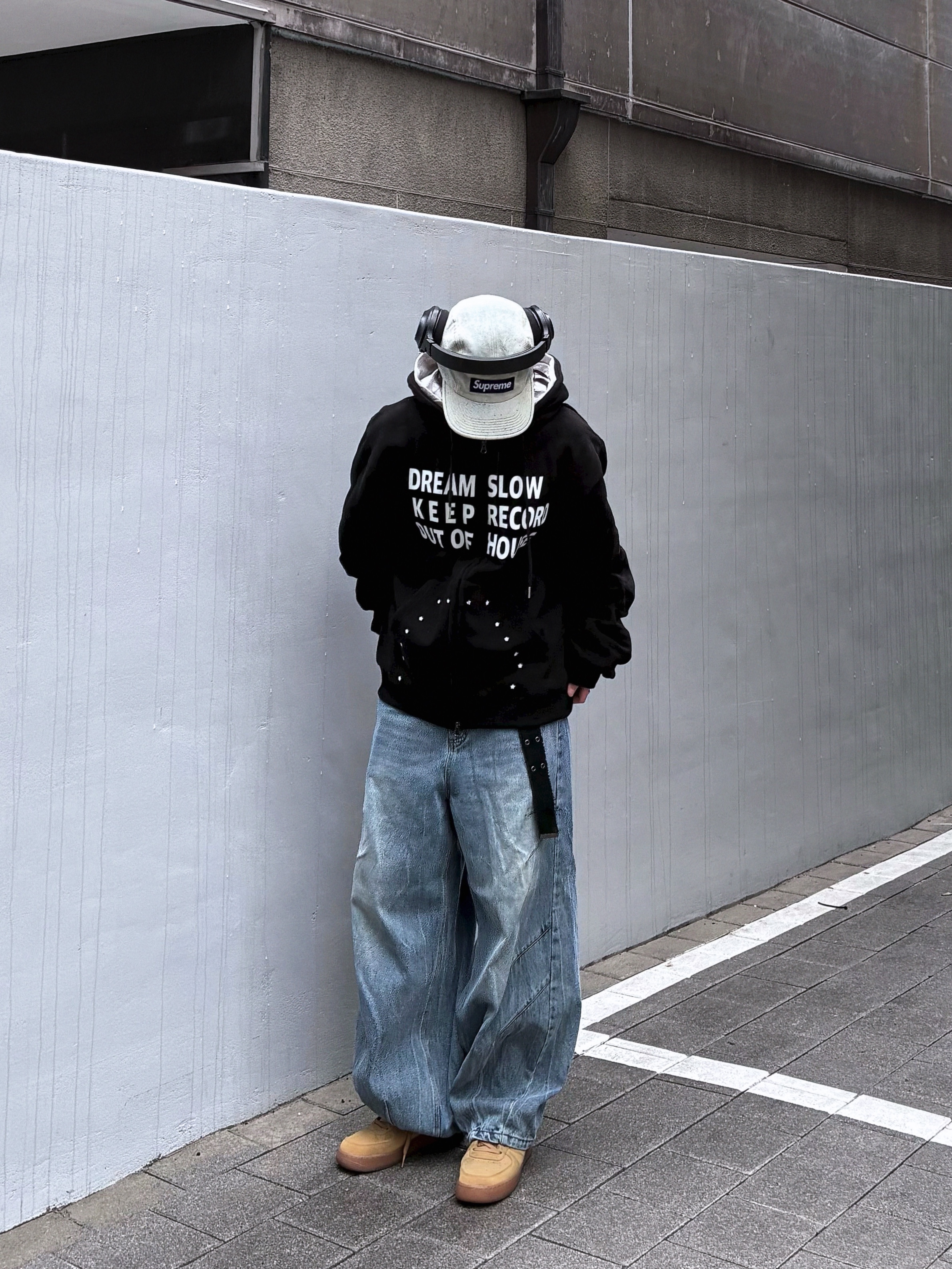 SLOW RECORD HOUSE Typo Star Hood Zip-up Black 착용 스타일 - 4