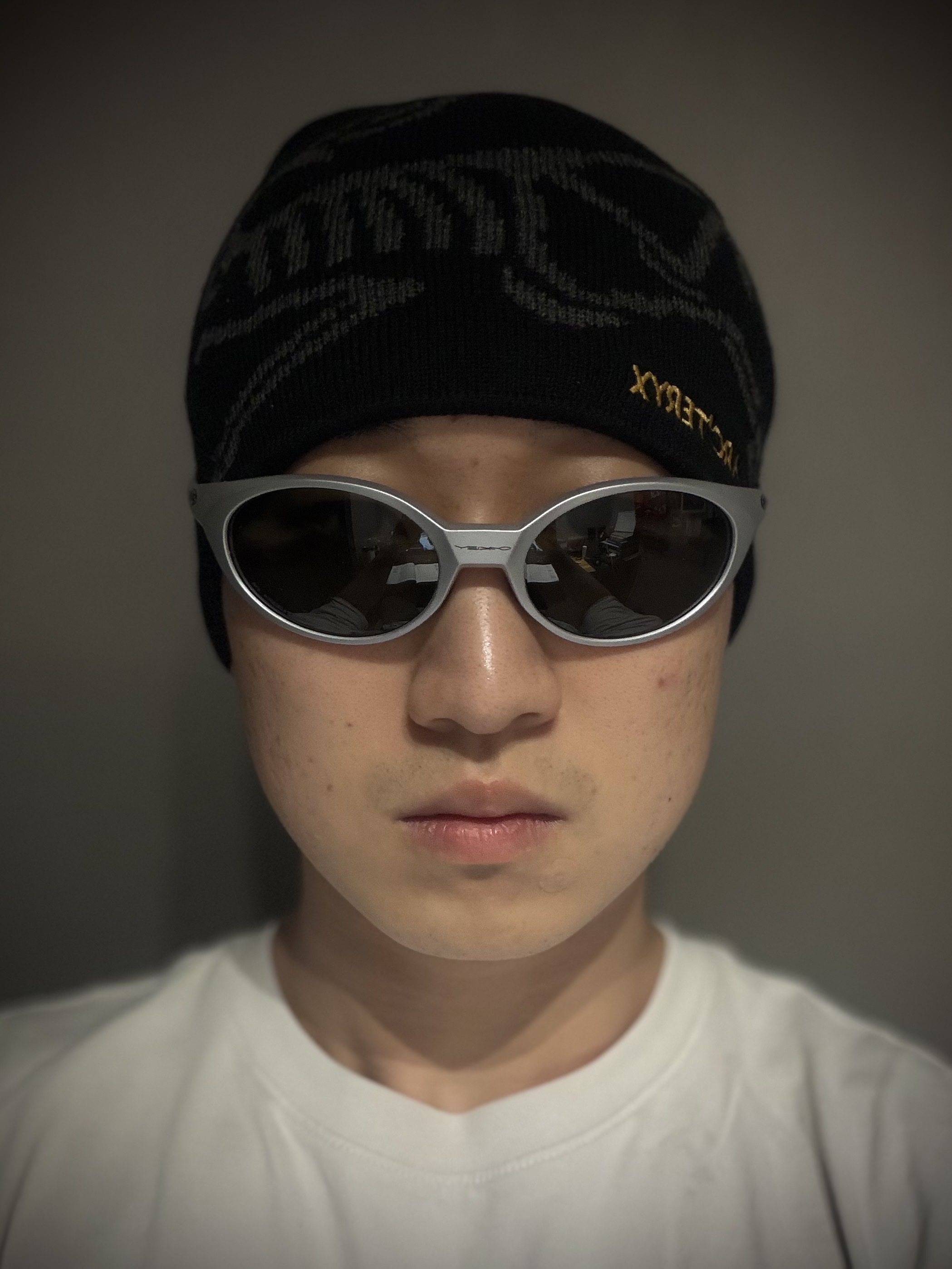 Arc'teryx Bird Head Toque 24K Black, Oakley Eye Jacket Redux Silver Frame Prizm Black Polarized Lenses High Bridge Fit 착용 스타일