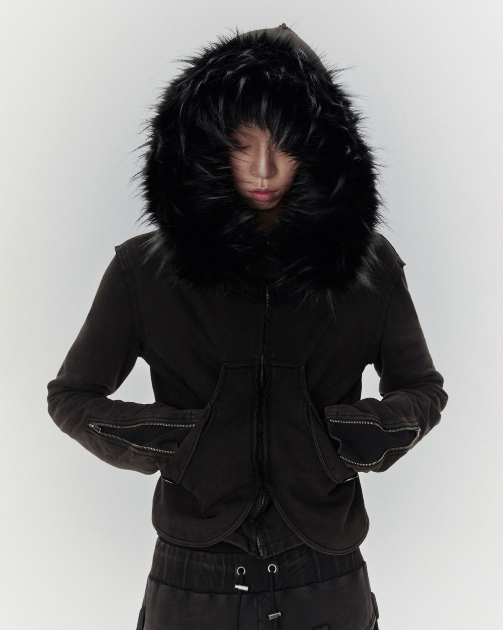 (M) 보니앤키예 디스트레스드 심 퍼 후드집업 워싱 블랙((M) bonienkiye Distressed Seam Fur Hood Zip-Up Washed Black) - 4