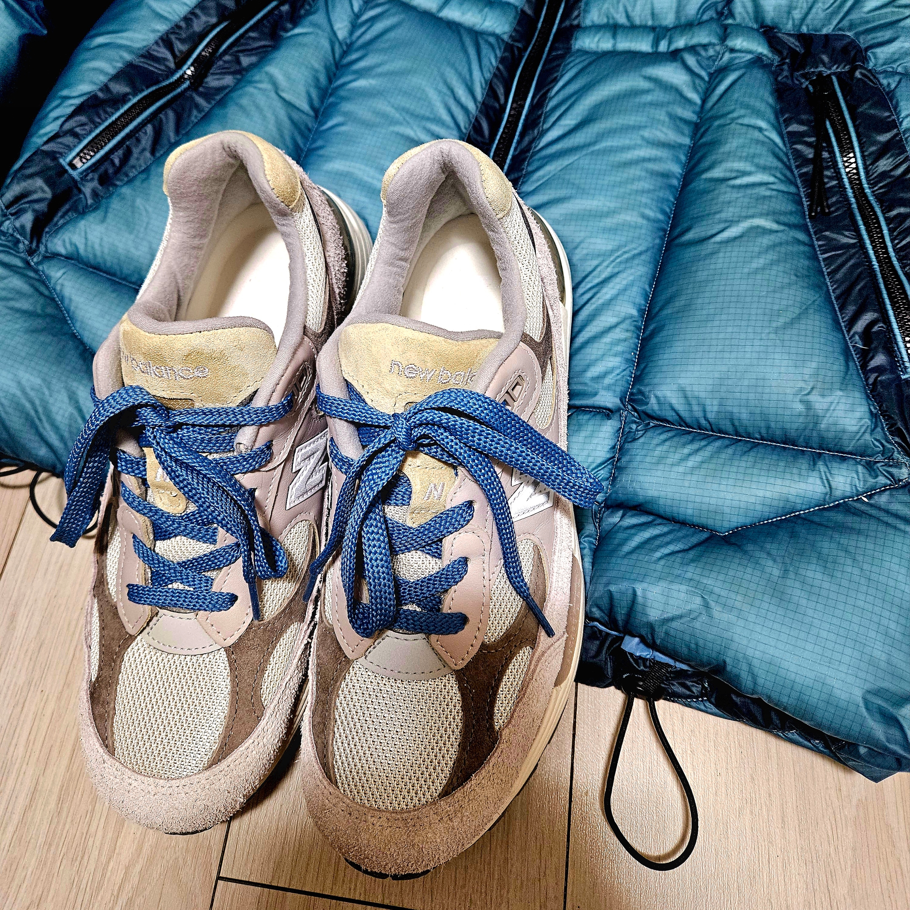 C.P. Company D.D. Shell Hooded Down Jacket Aegean Blue Light Blue - 25FW, New Balance 992 Made in USA Moonrock Mushroom 착용 스타일