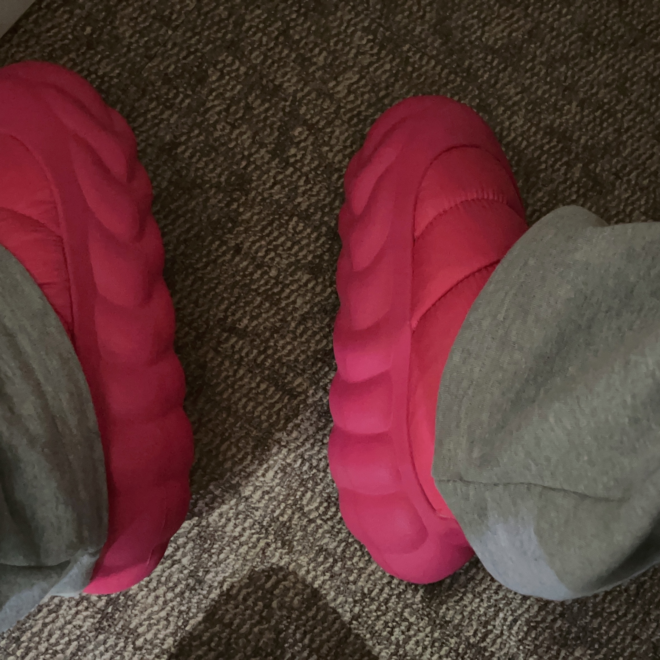 Crocs Overpuff Shorty Dragon Fruit 착용 스타일
