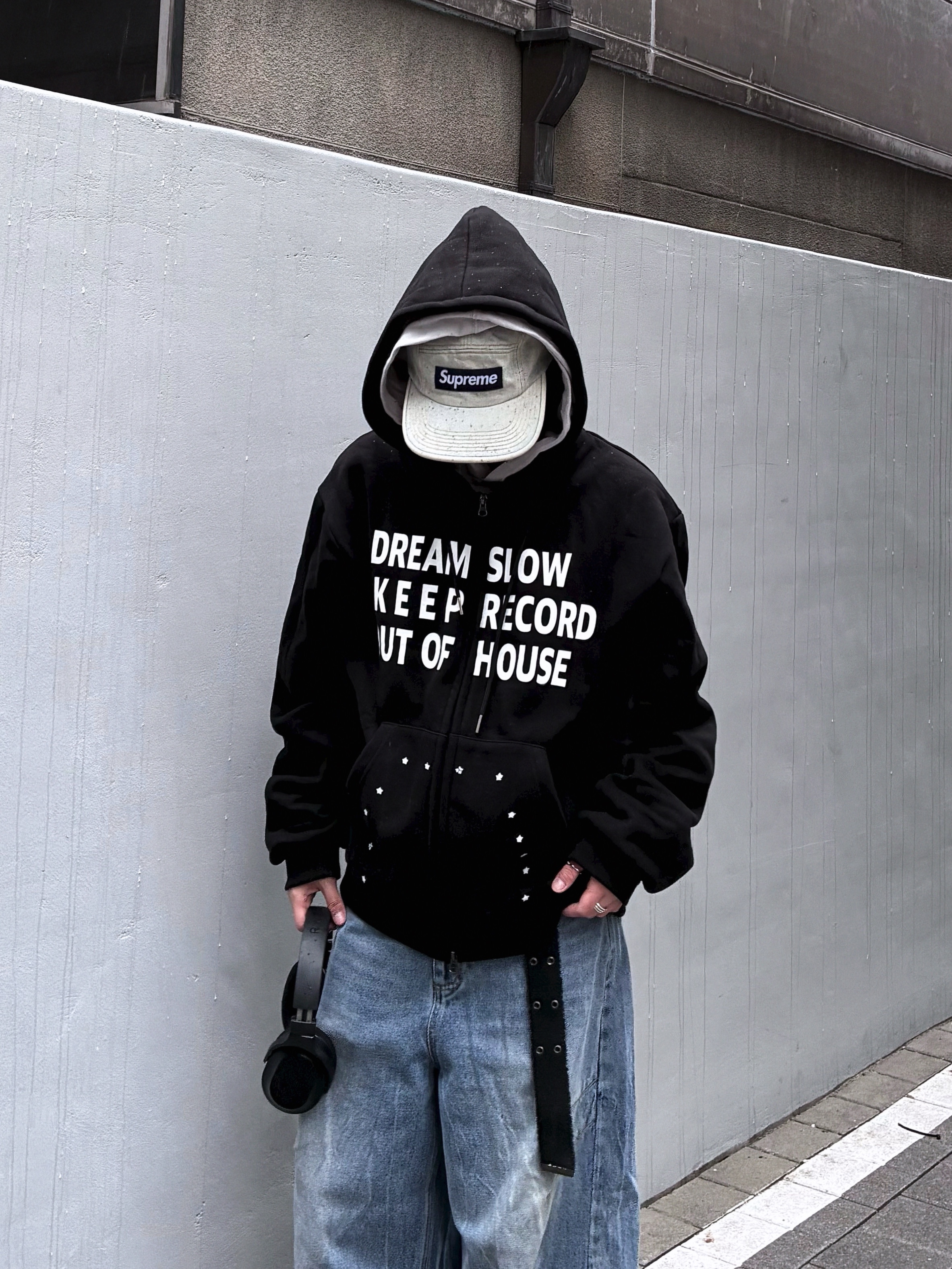 SLOW RECORD HOUSE Typo Star Hood Zip-up Black 착용 스타일 - 1