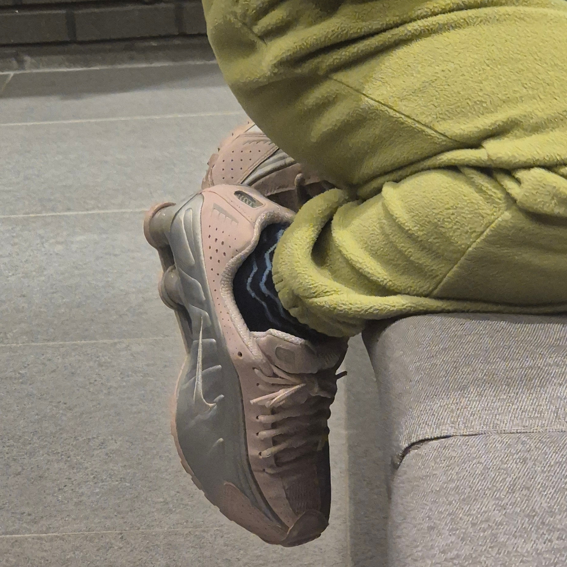 (W) Nike Shox R4 Barely Rose Metallic Platinum 착용 스타일