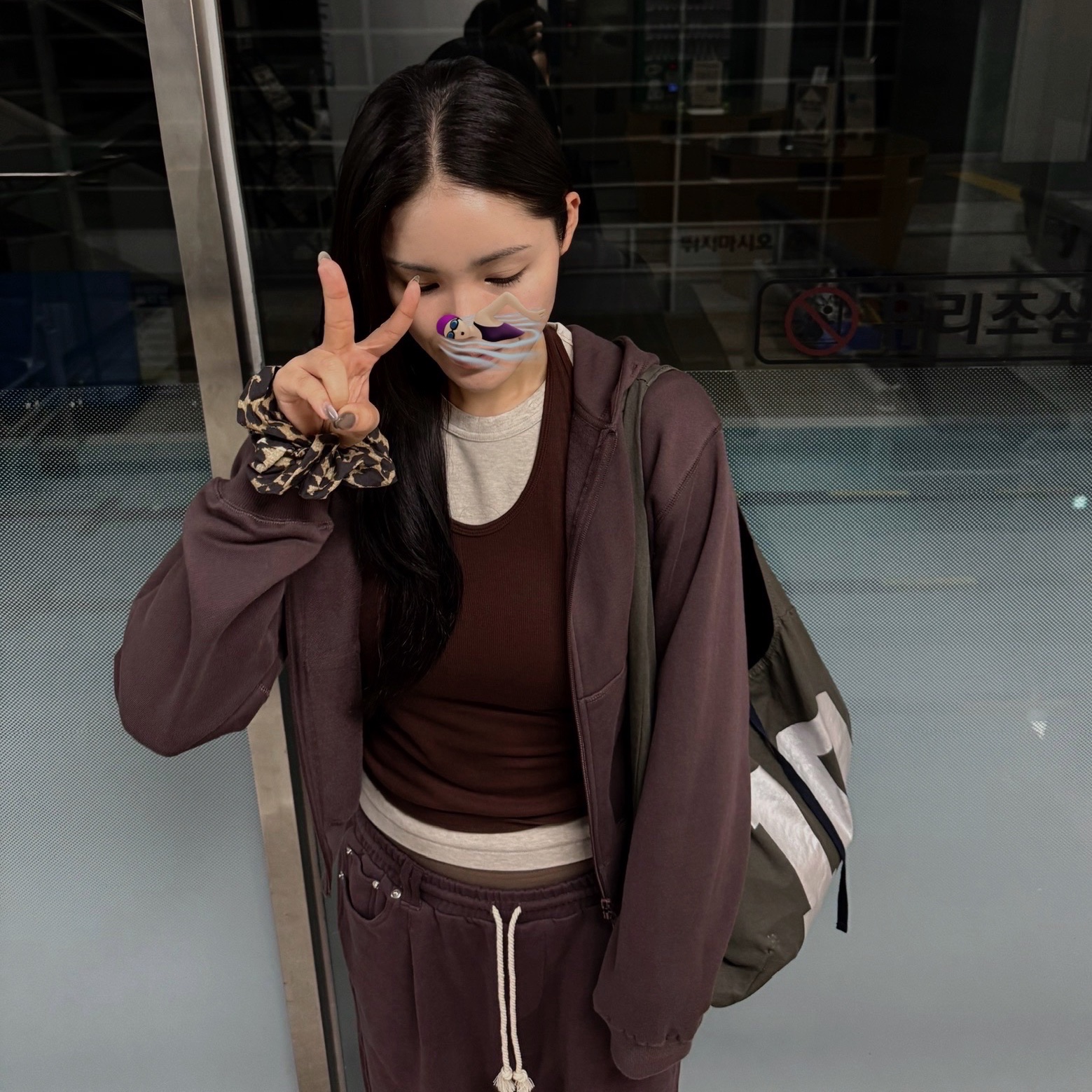 (W) Ganni Cotton Scrunchie Leopard 착용 스타일