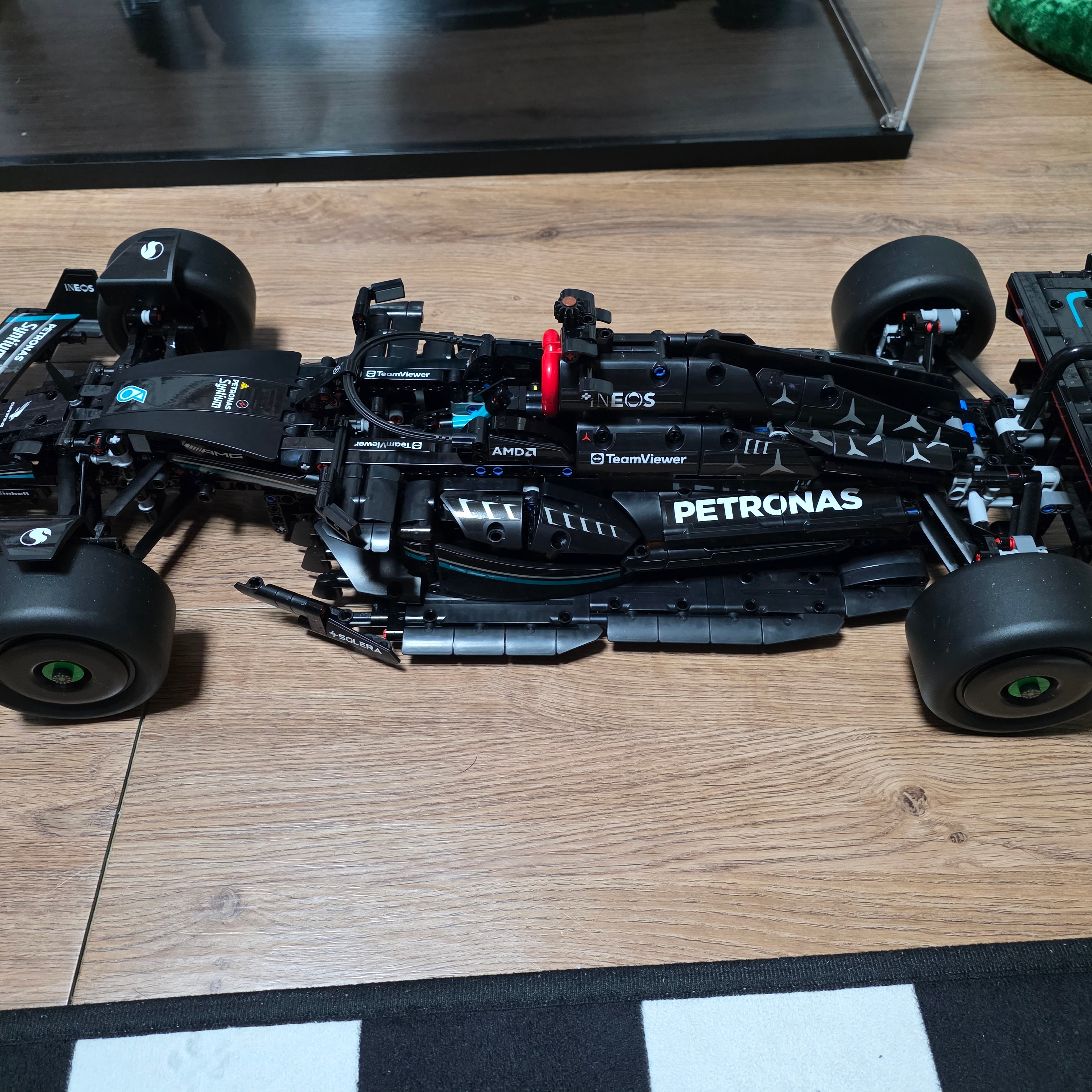 Lego Mercedes-AMG F1 W14 E Performance 착용 스타일 - 1