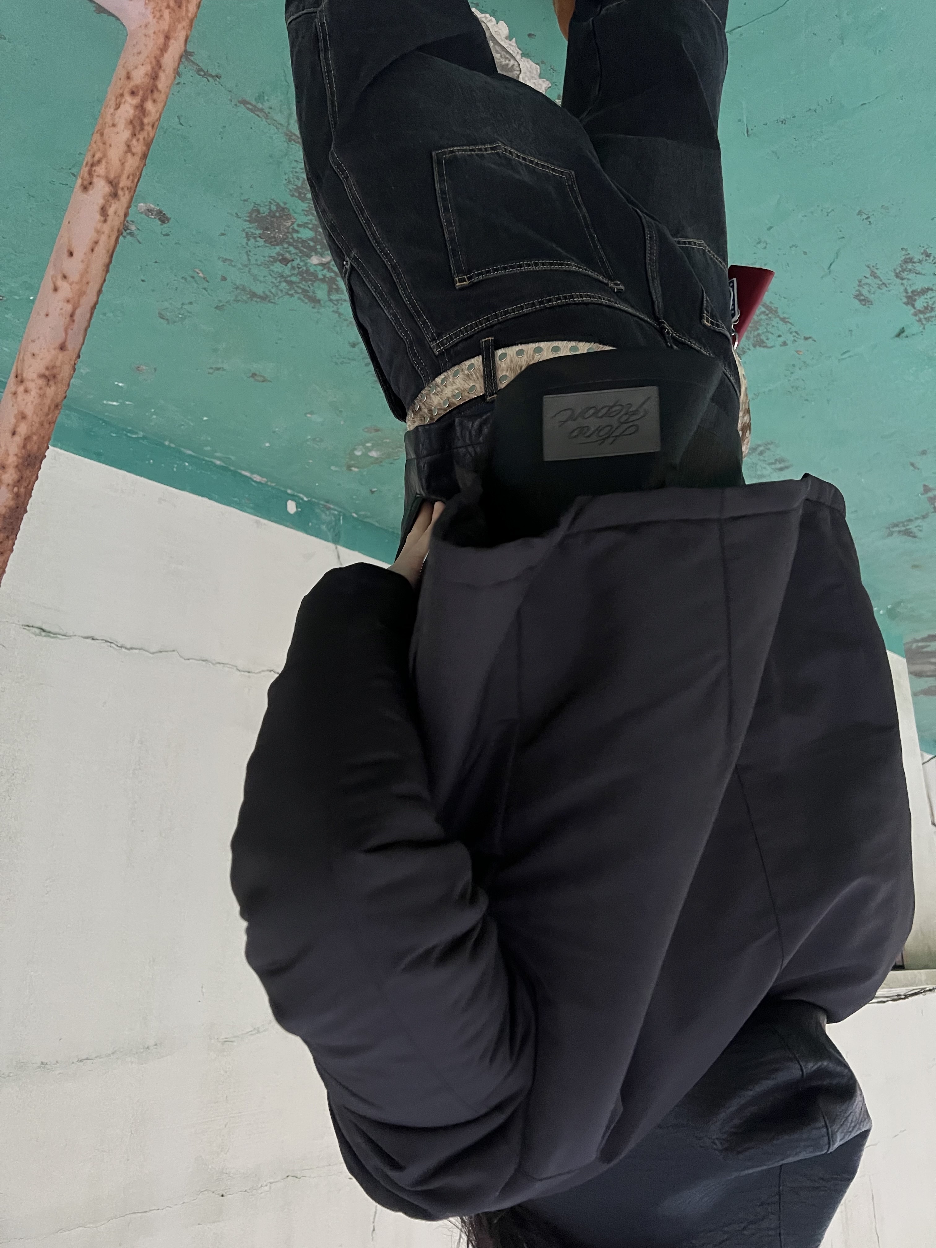Hono Report Hooded Zip-Up Black, Farfromwhat Far Pin Button & Safety Pin 착용 스타일 - 6