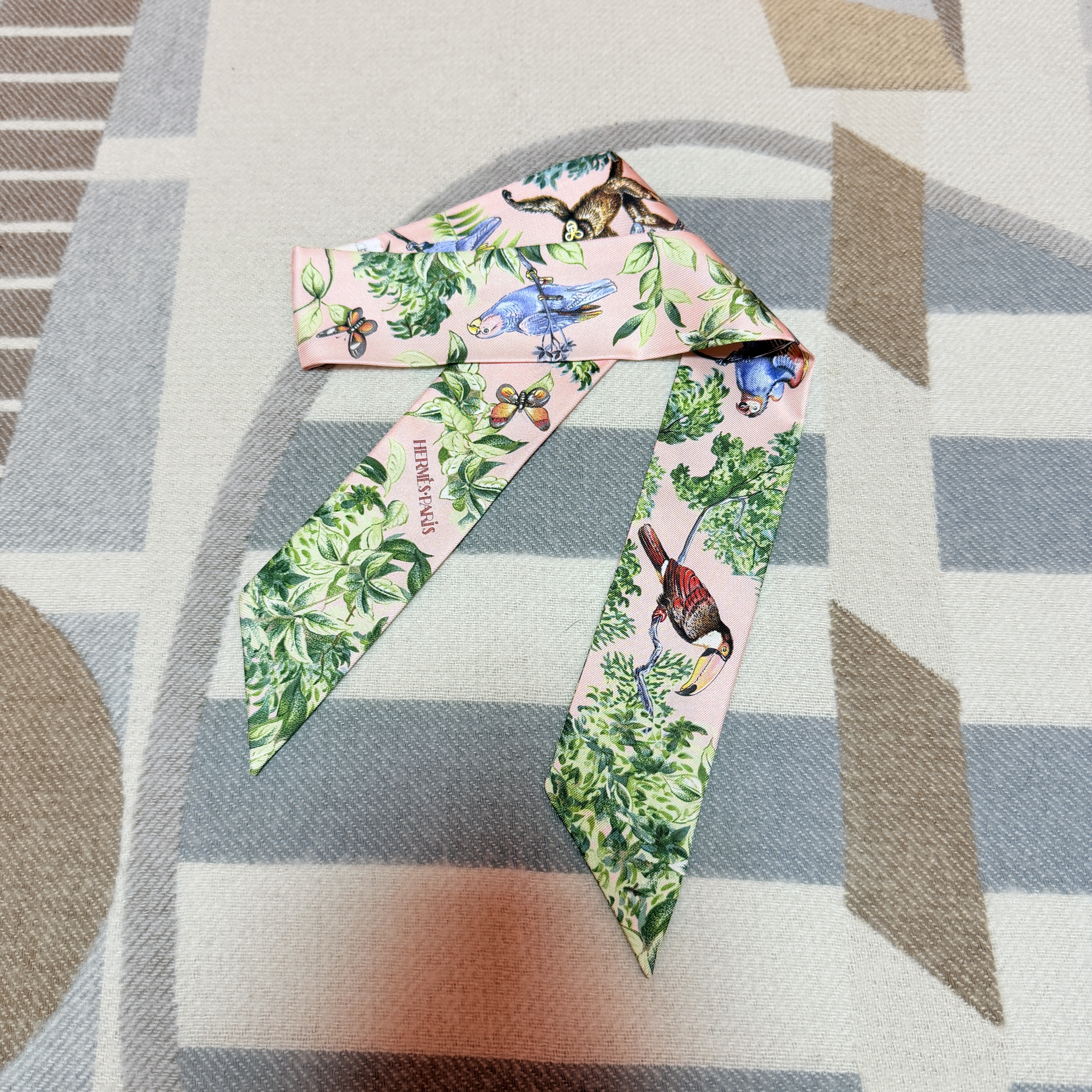 (W) Hermes Equateur Twilly Rose Nacre Vert Gris 착용 스타일 - 1