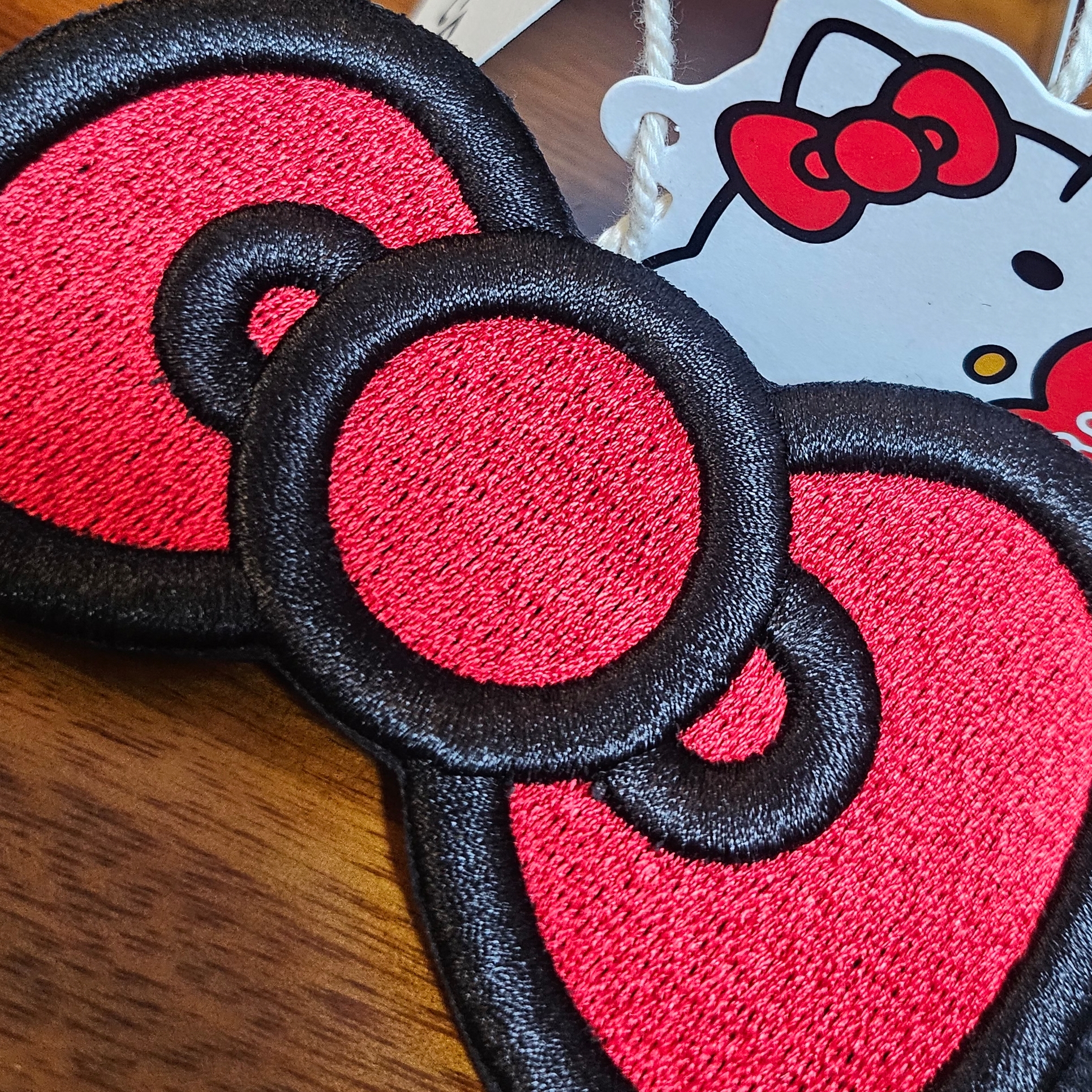 Joseph&Stacey Lucky Hello Kitty Ribbon Embroidery Wappen Red 착용 스타일