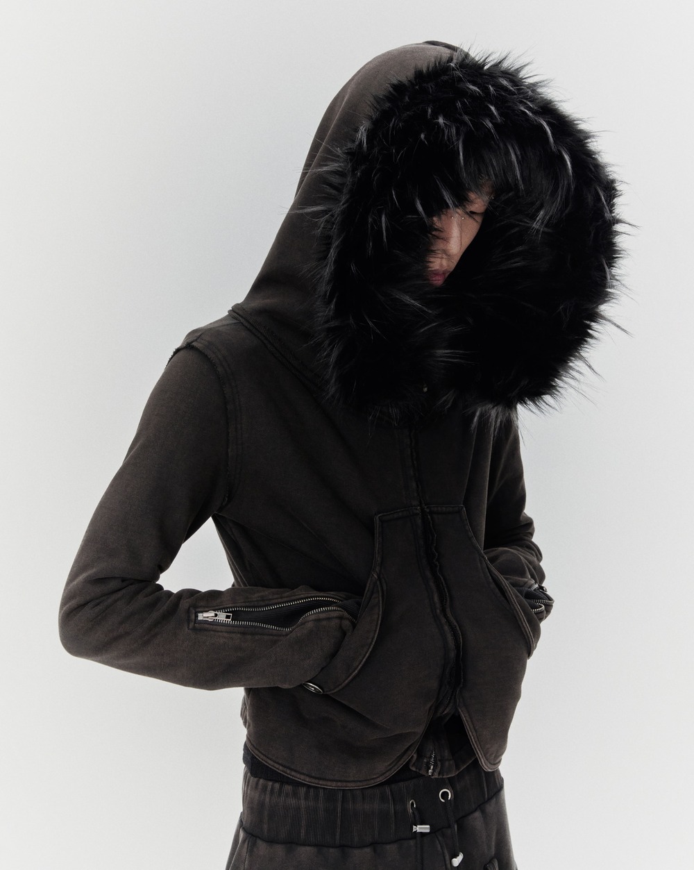 (M) 보니앤키예 디스트레스드 심 퍼 후드집업 워싱 블랙((M) bonienkiye Distressed Seam Fur Hood Zip-Up Washed Black) - 5