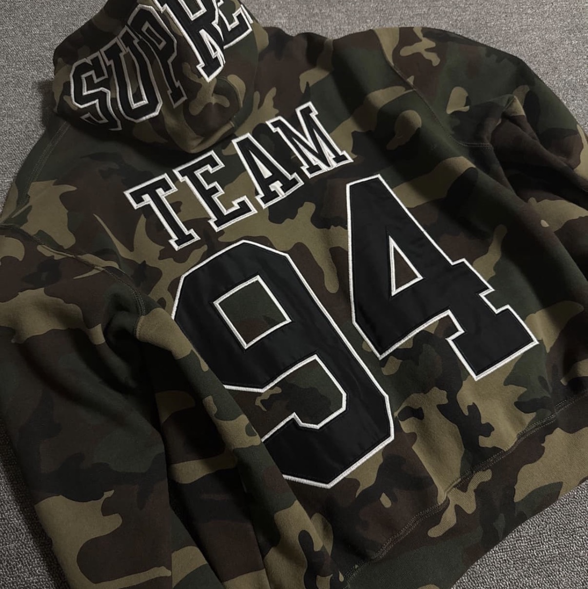 Supreme Team 94 Hooded Sweatshirt Woodland Camo - 25SS 착용 스타일