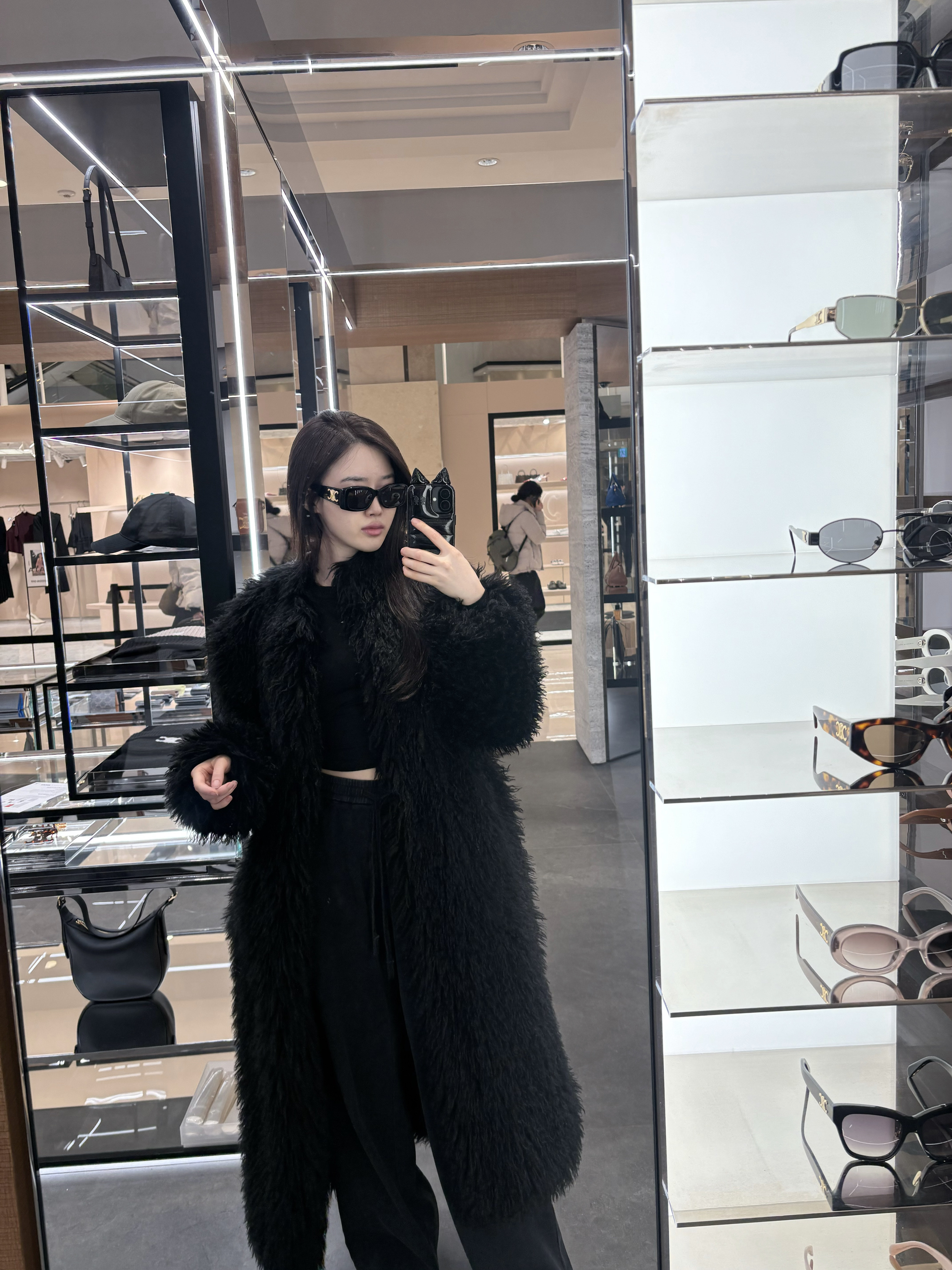 (W) Celine Triomphe 04 Sunglasses in Acetate Black 착용 스타일