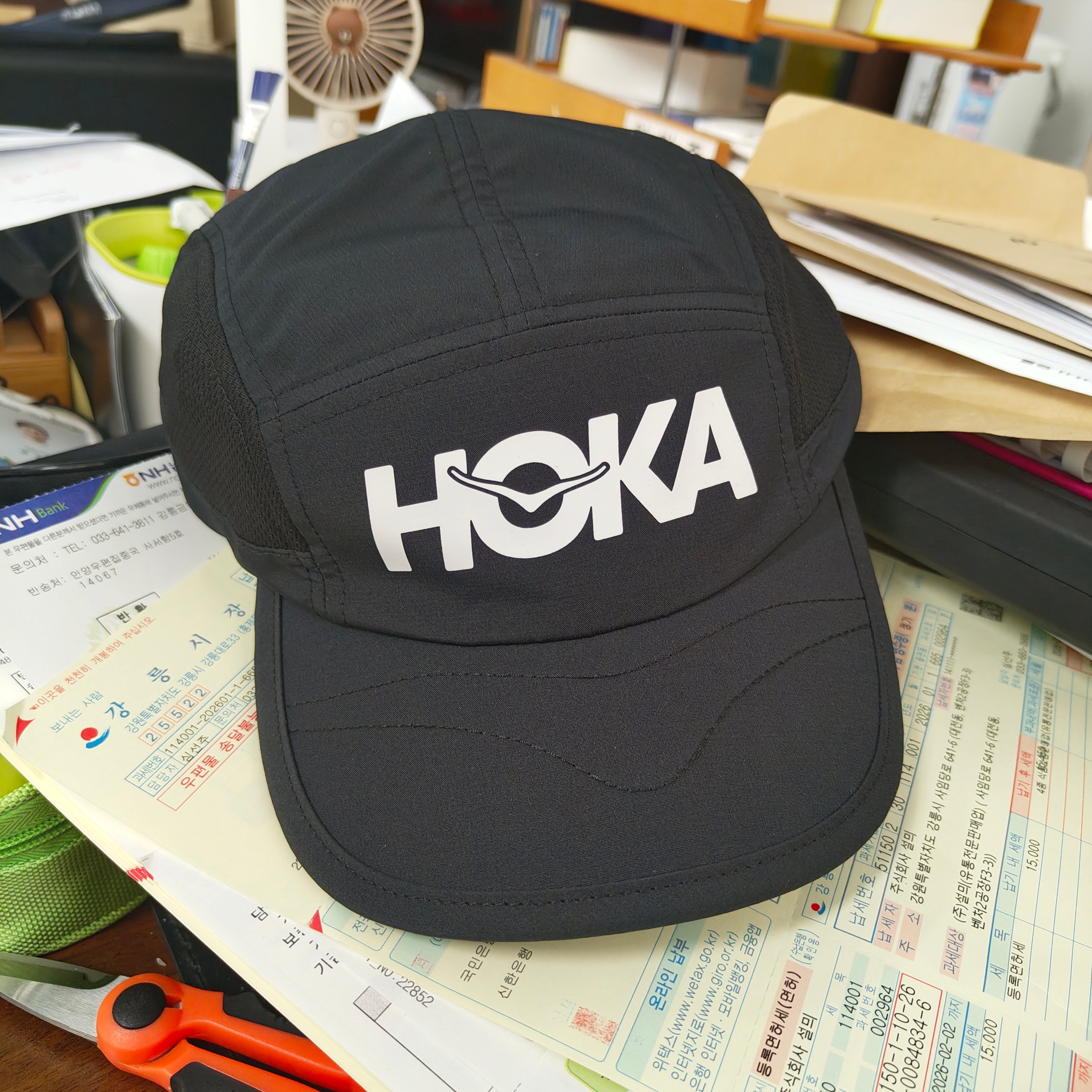 Hoka Run Hat Black 착용 스타일