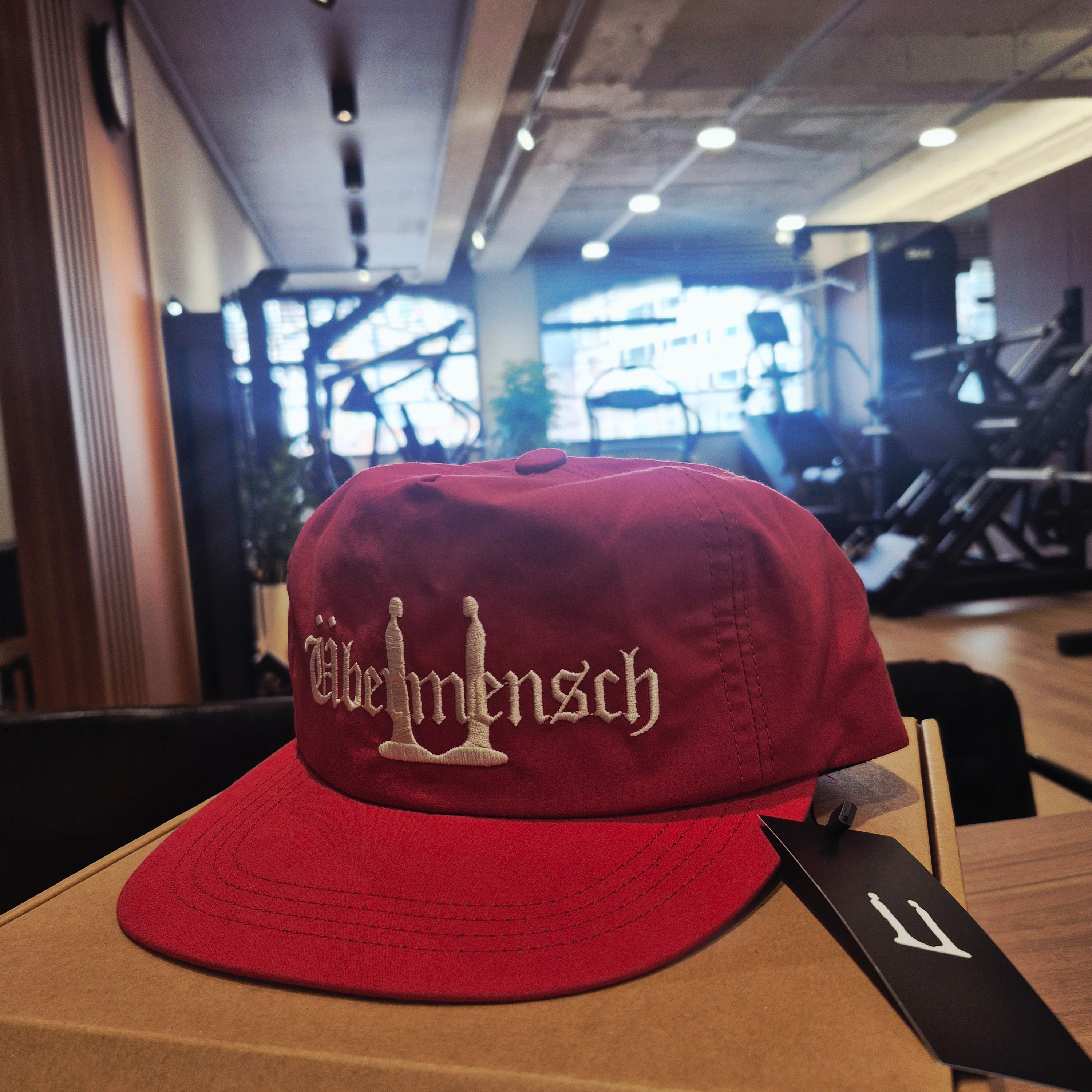 G-DRAGON Ubermensch Cap Burgundy 착용 스타일