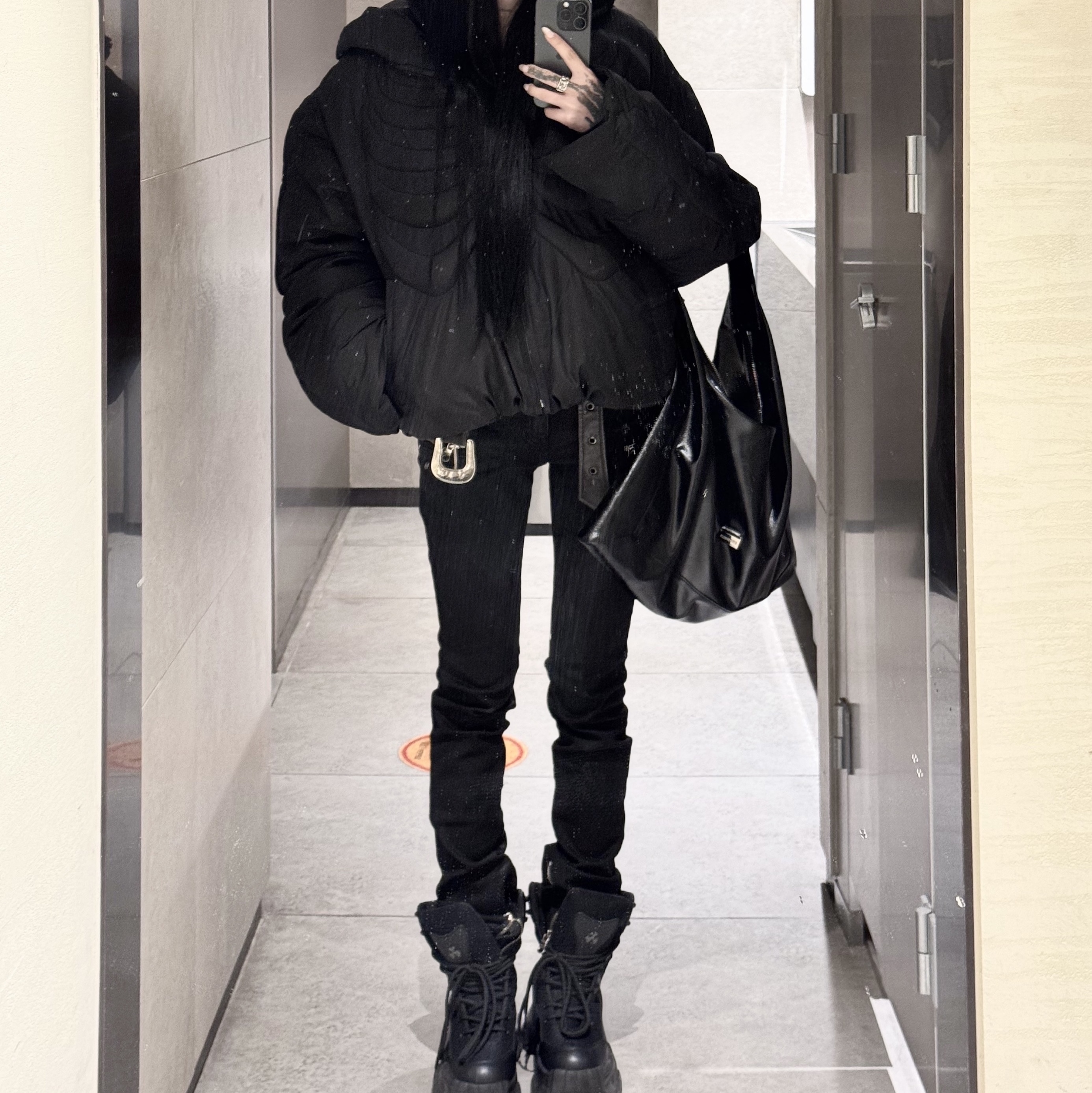 Surgery Bone Embossing Puffer Jacket Black 착용 스타일