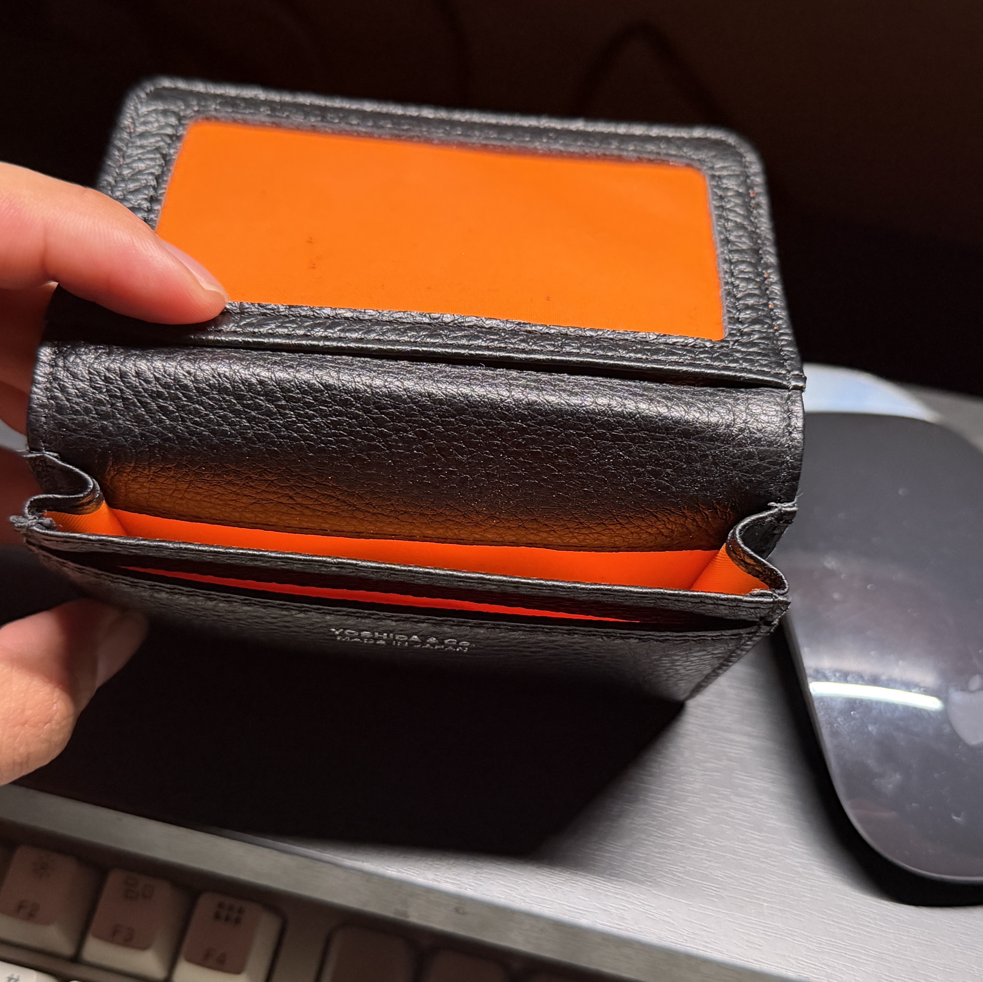 Porter Calm Card Case Black 착용 스타일 - 4