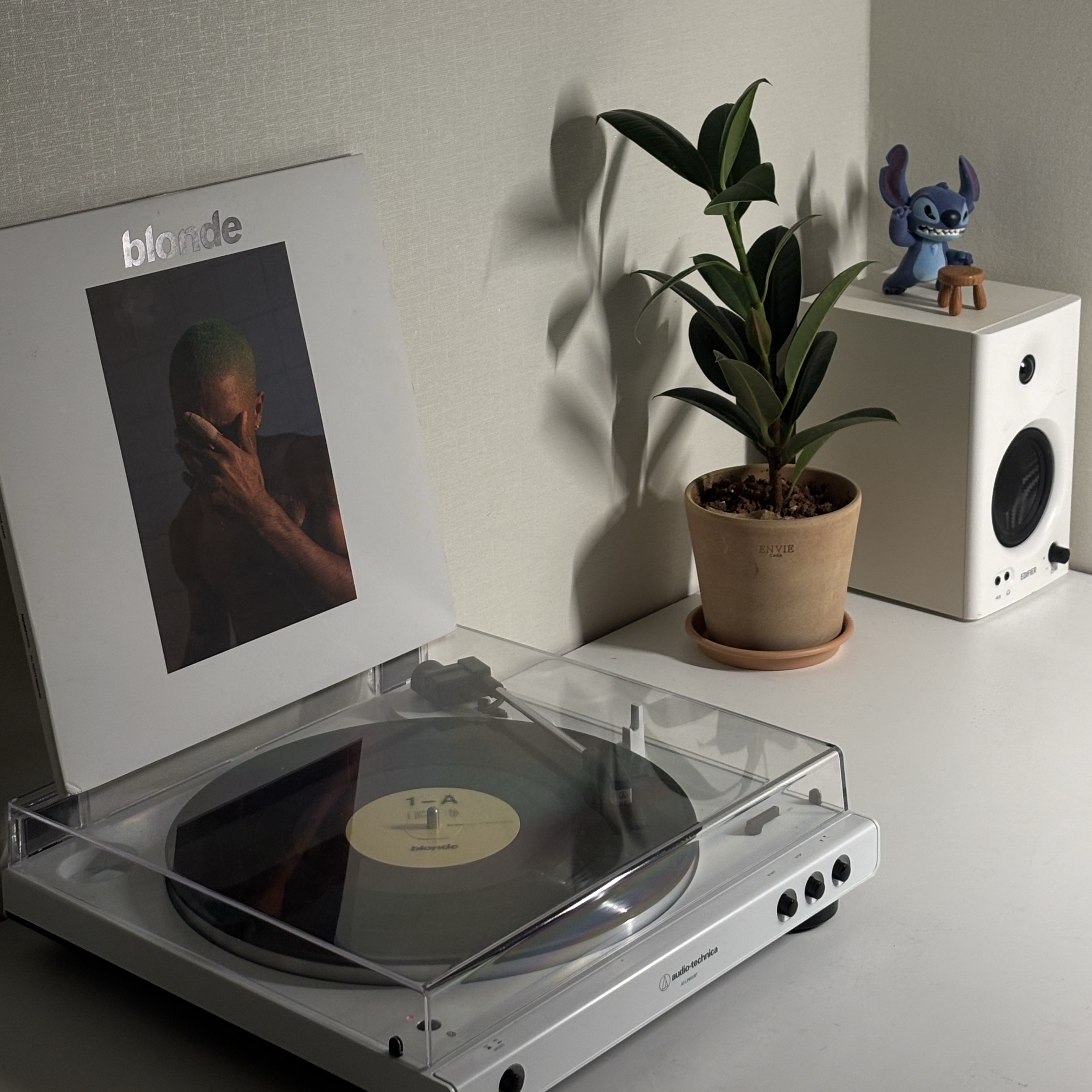 Audio-Technica AT-LP60XBT Fully Automatic Wireless Belt-Drive Turntable All White, Frank Ocean Blonde Black (2LP) 착용 스타일