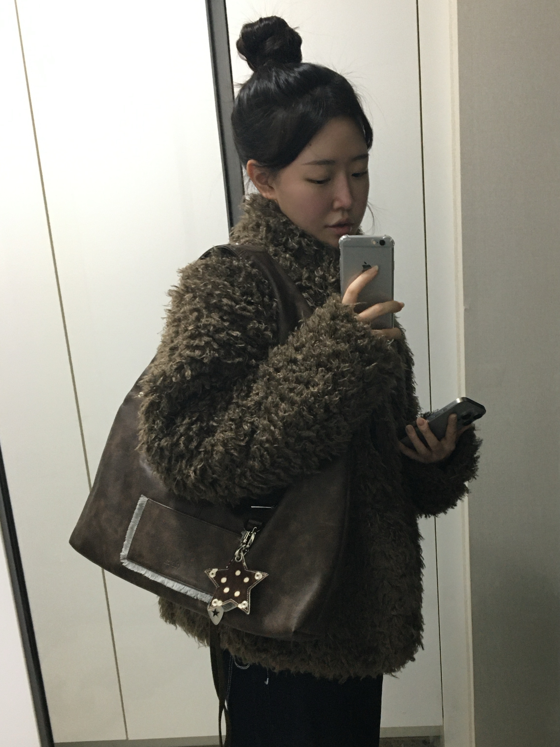 COYSEIO Hairy Fur Jacket Brown, Dr. Martens 1461 WS Black Smooth 착용 스타일 - 2