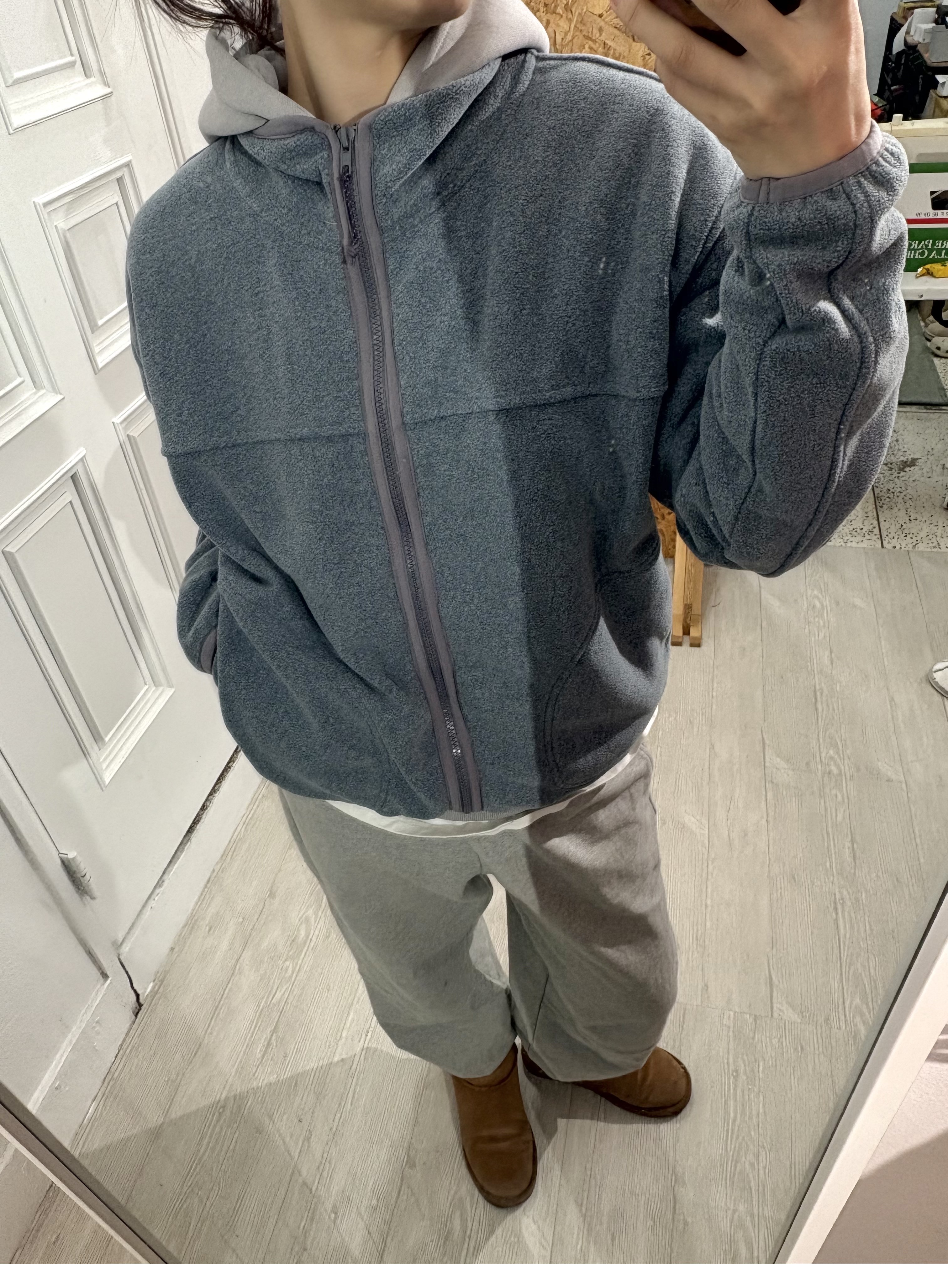 WHILE Comfy Climbing Jacket Fog Blue, WHILE Vintage Pigment Hoodie Stone Grey 착용 스타일 - 2